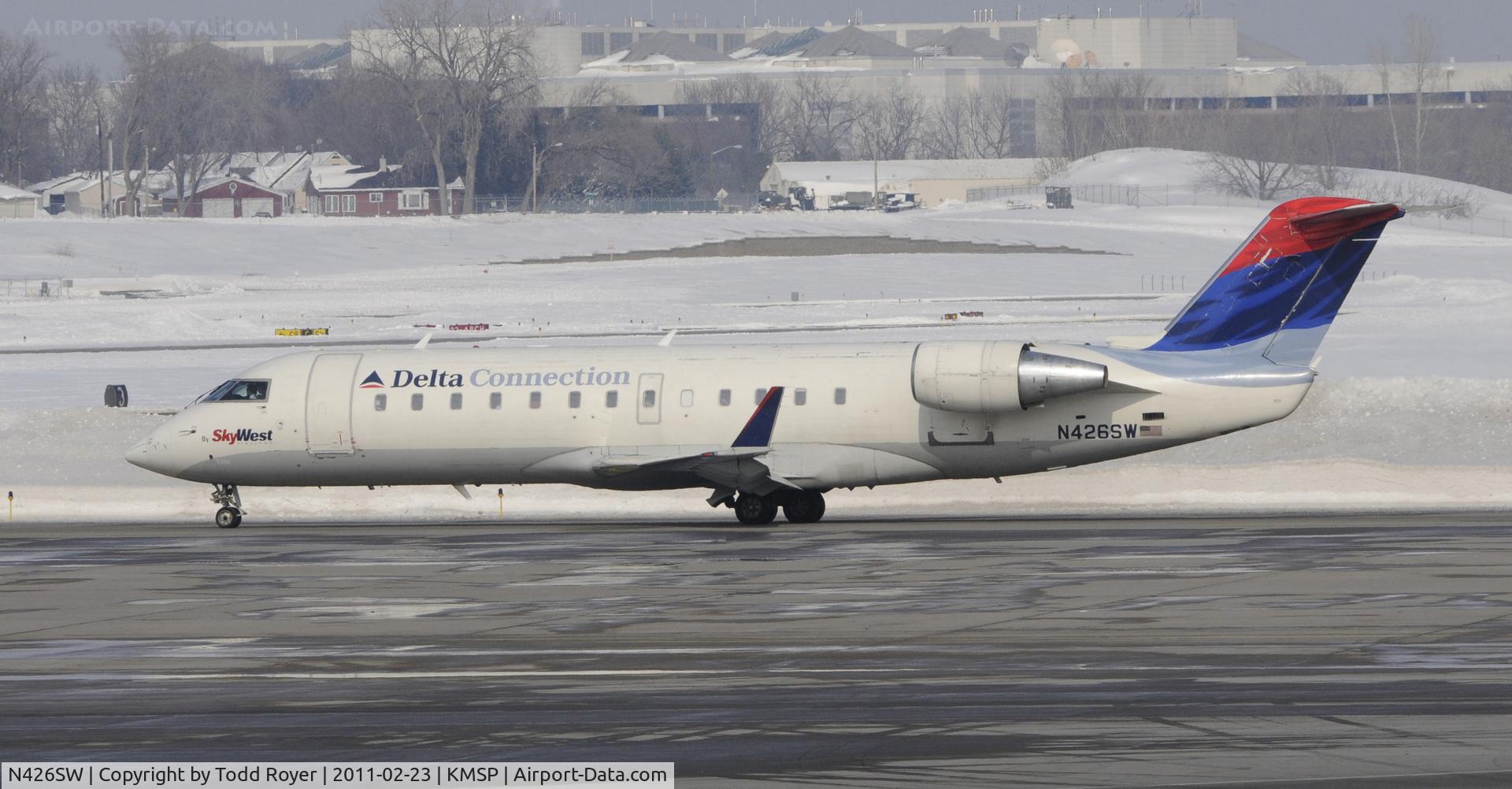 N426SW, 2001 Bombardier CRJ-200LR (CL-600-2B19) C/N 7468, Taxi for departure at MSP
