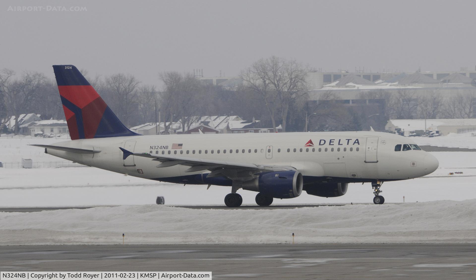 N324NB, 2001 Airbus A319-114 C/N 1456, Departing MSP