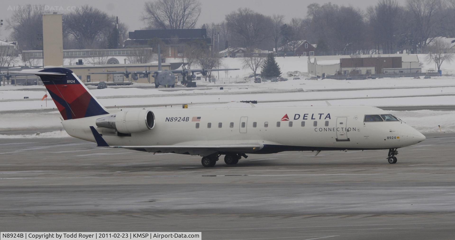 N8924B, 2004 Bombardier CRJ-200 (CL-600-2B19) C/N 7924, taxi to gat at MSP