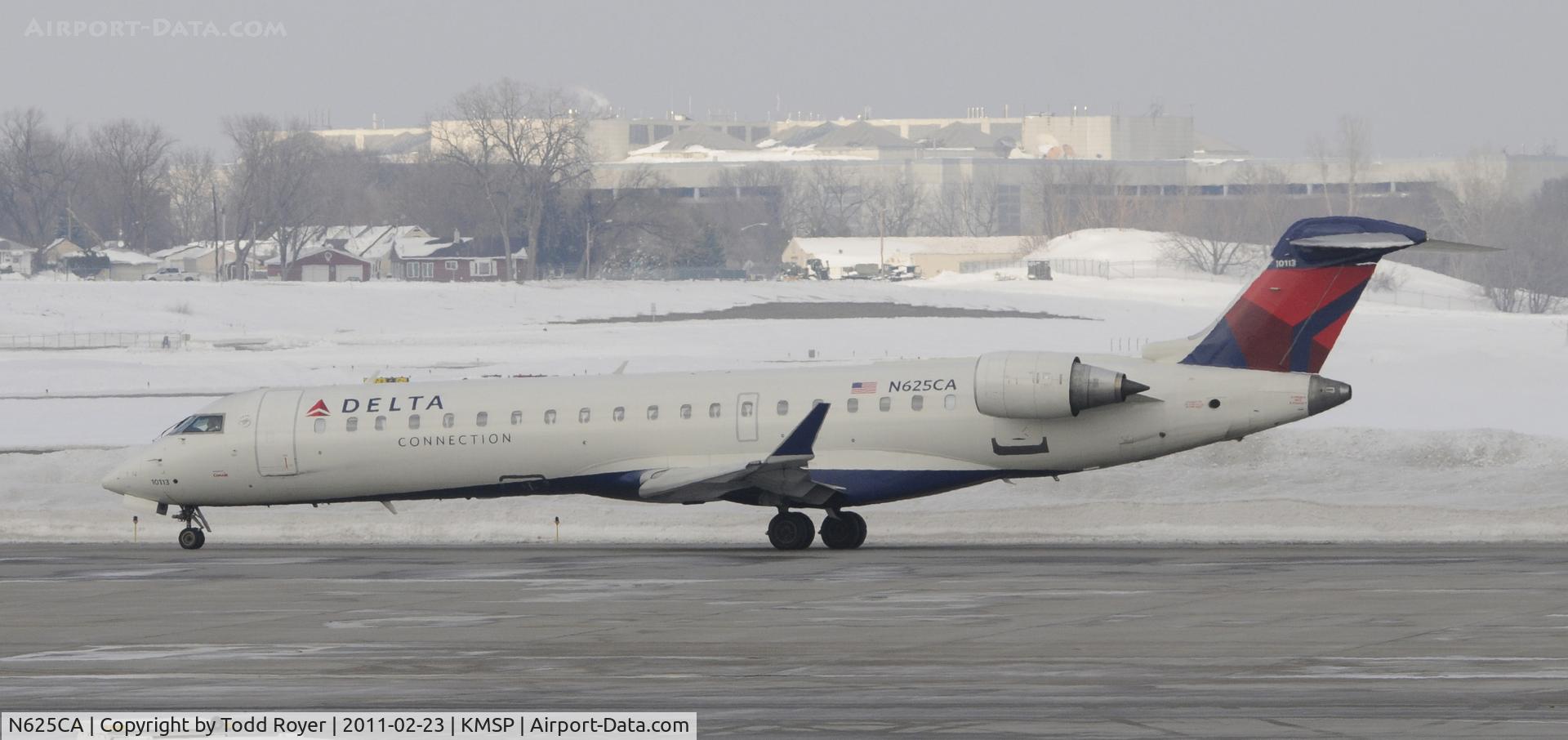 N625CA, 2003 Bombardier CRJ-700 (CL-600-2C10) Regional Jet C/N 10113, Taxi for departure at MSP