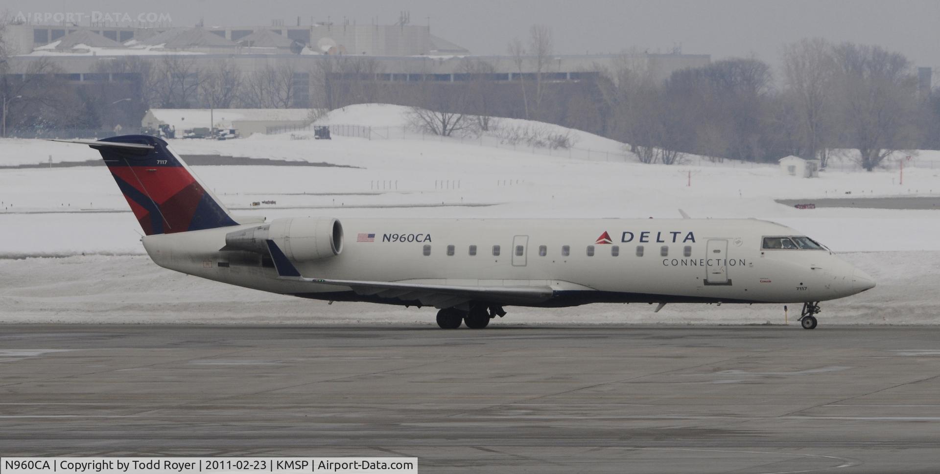 N960CA, 1996 Canadair CRJ-100ER (CL-600-2B19) C/N 7117, taxi to gate at MSP