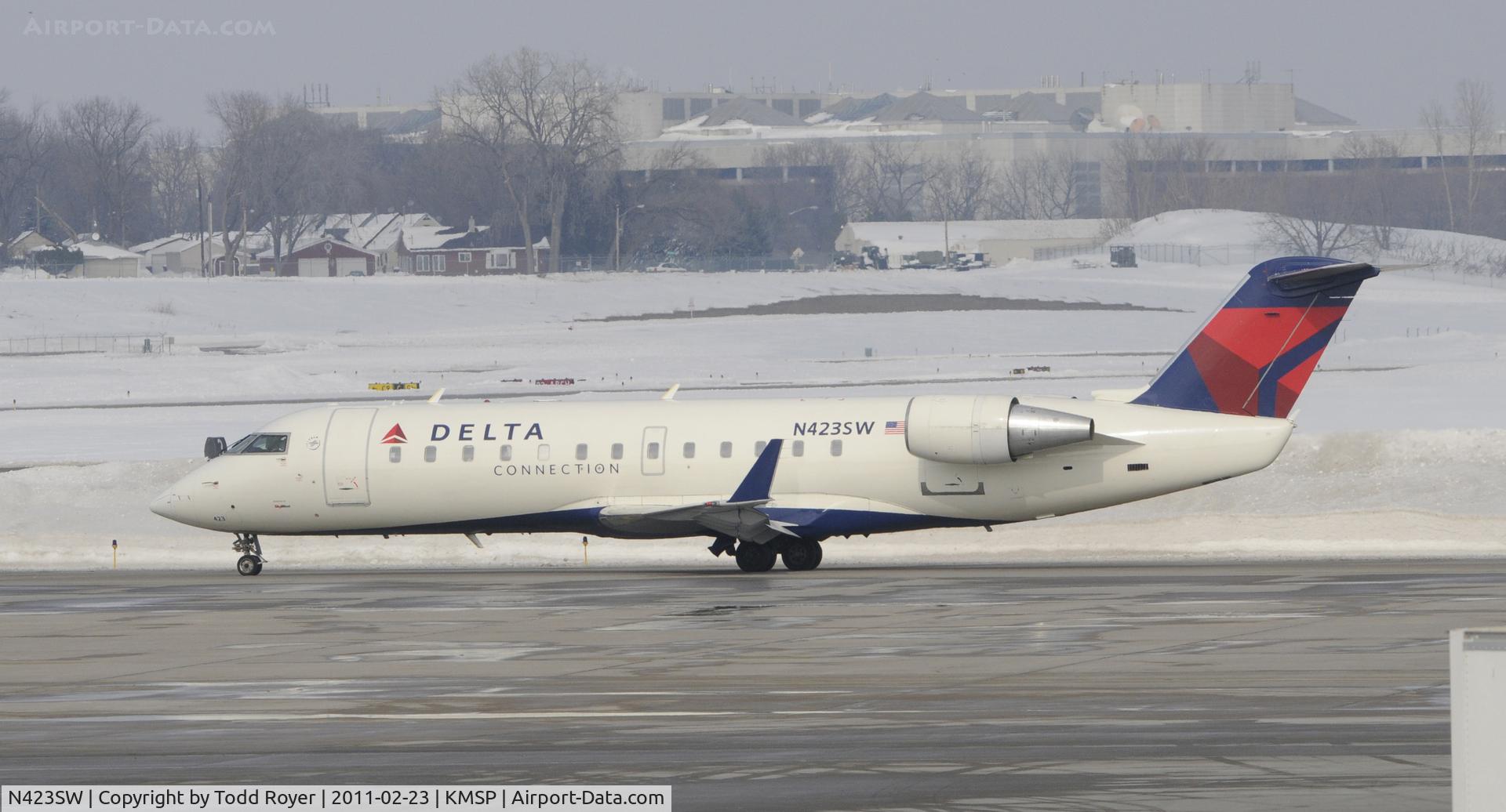 N423SW, 2000 Bombardier CRJ-200LR (CL-600-2B19) C/N 7456, Taxi for departure at MSP