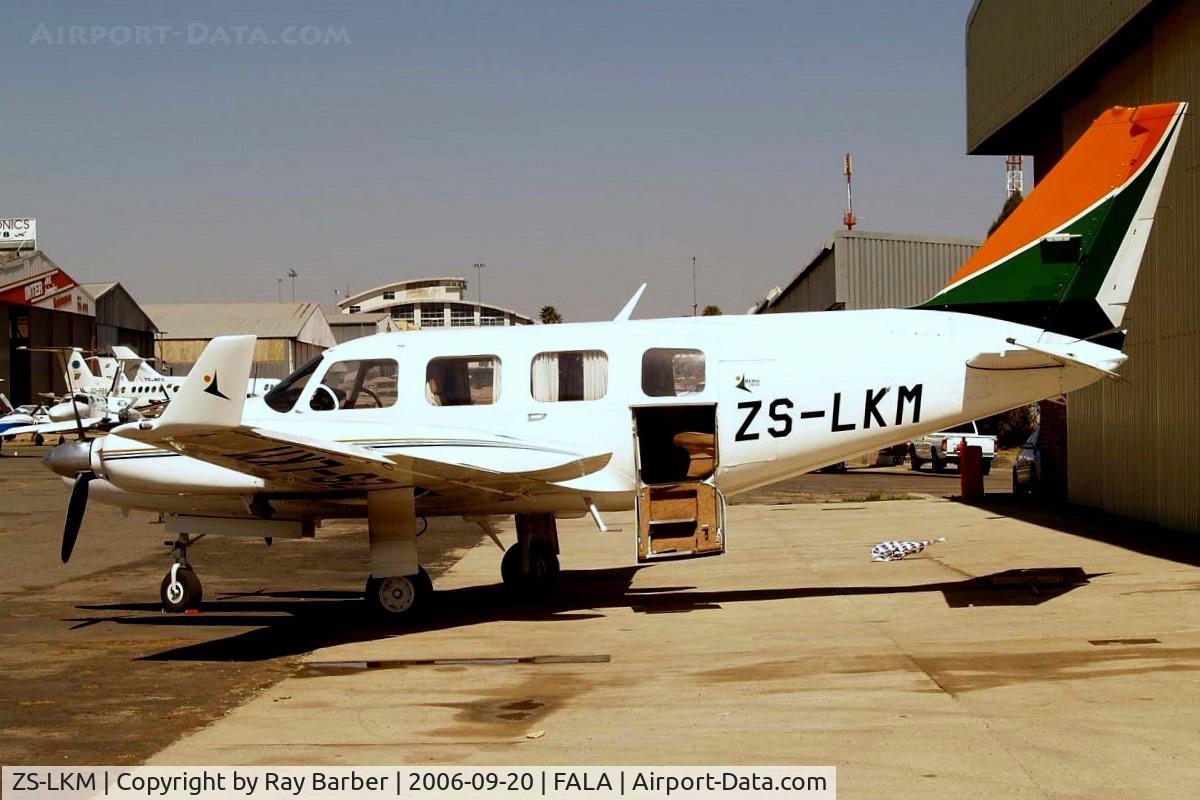 ZS-LKM, Piper PA-31 Navajo C/N 31-8312013, Piper PA-31-325 Navajo C/R [31-8312013] Lanseria~ZS 20/09/2006