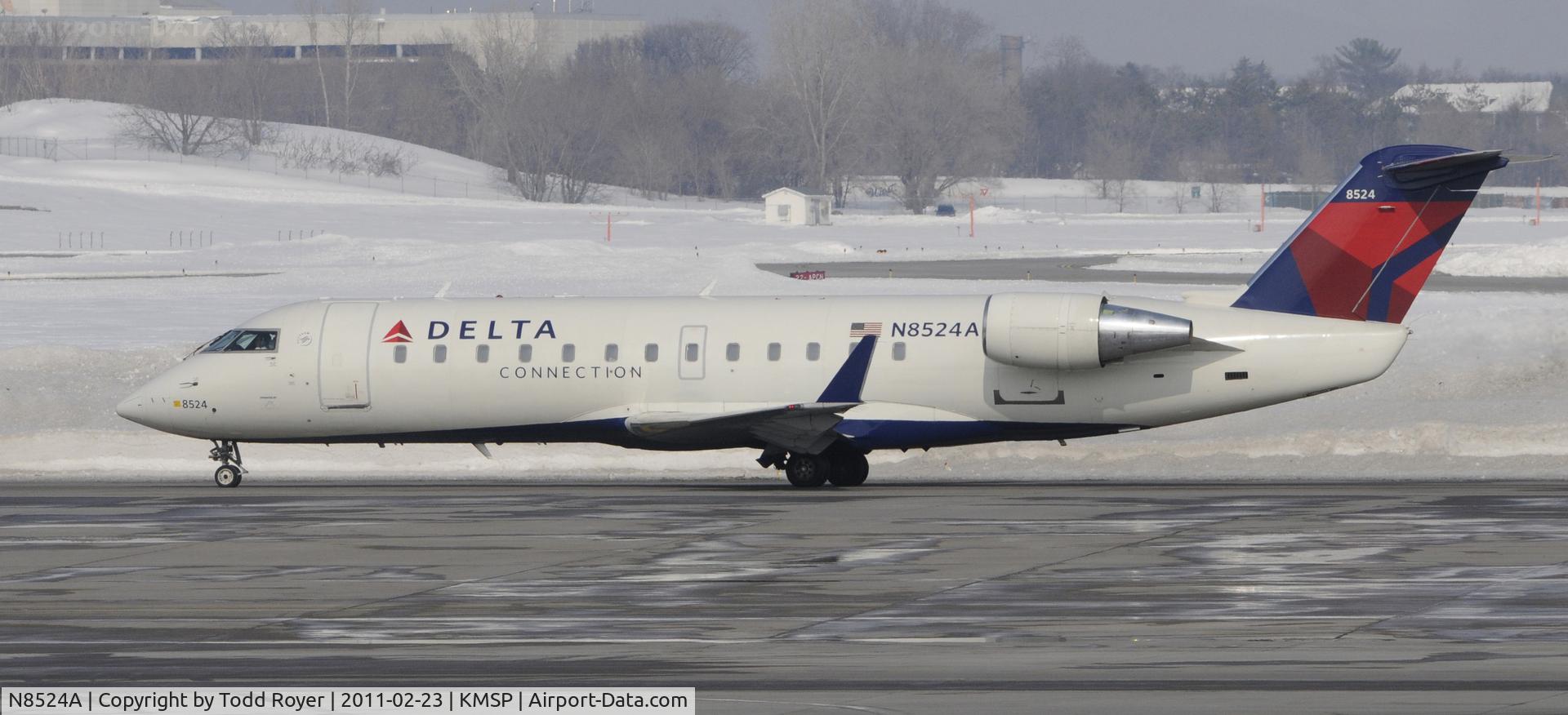 N8524A, 2001 Bombardier CRJ-200LR (CL-600-2B19) C/N 7524, taxi for departure at MSP