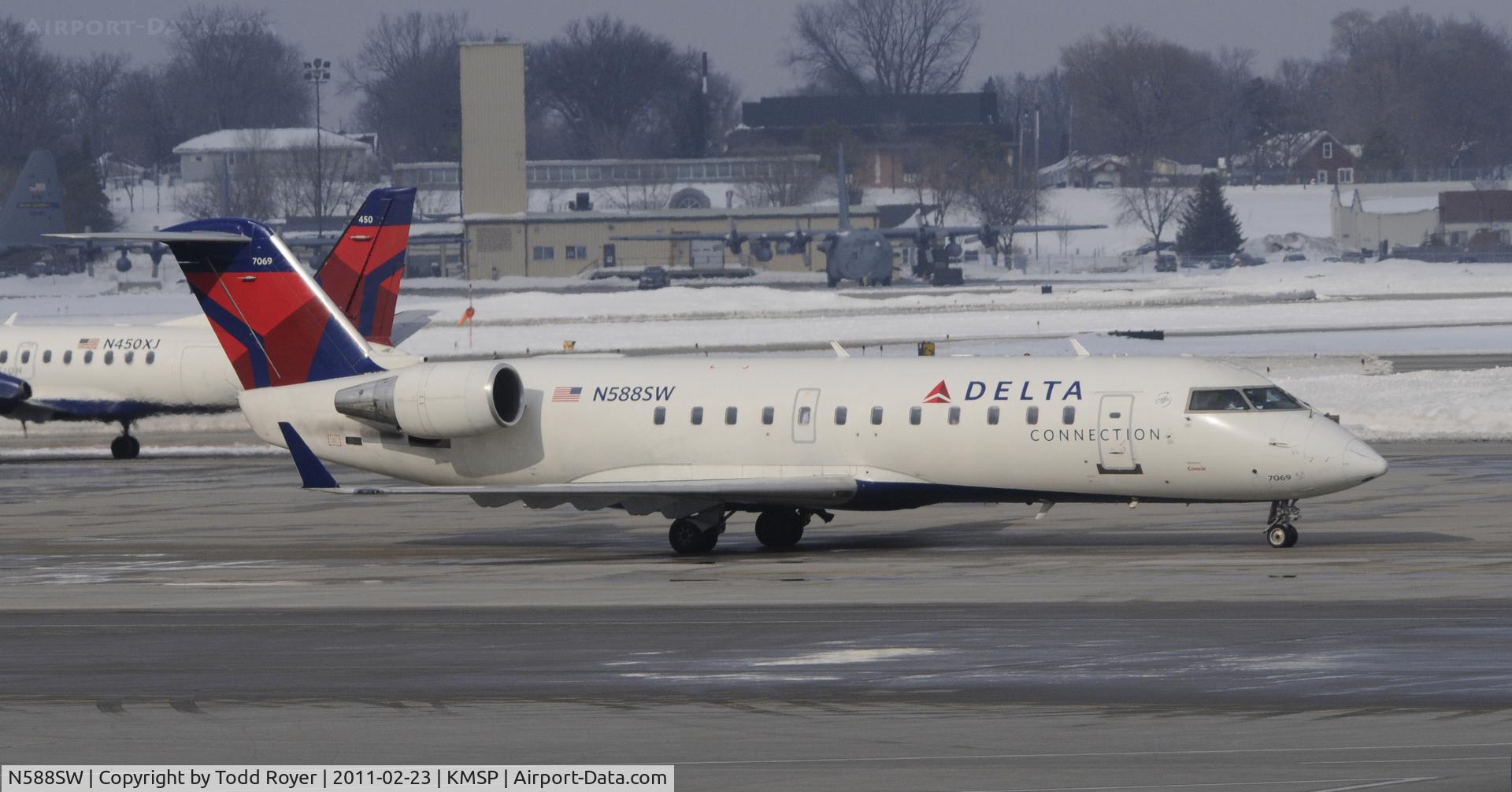 N588SW, 1995 Canadair CRJ-100ER (CL-600-2B19) C/N 7069, taxi to gate at MSP