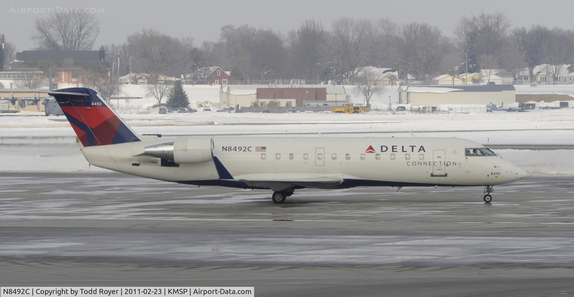 N8492C, 2001 Bombardier CRJ-200LR (CL-600-2B19) C/N 7492, Taxi to Gate at MSP