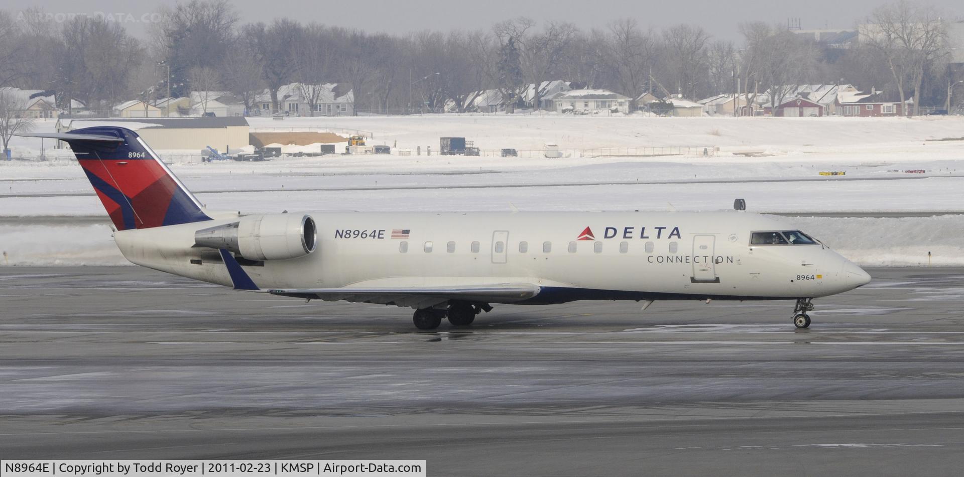N8964E, 2004 Bombardier CRJ-200 (CL-600-2B19) C/N 7964, taxi to gate at MSP
