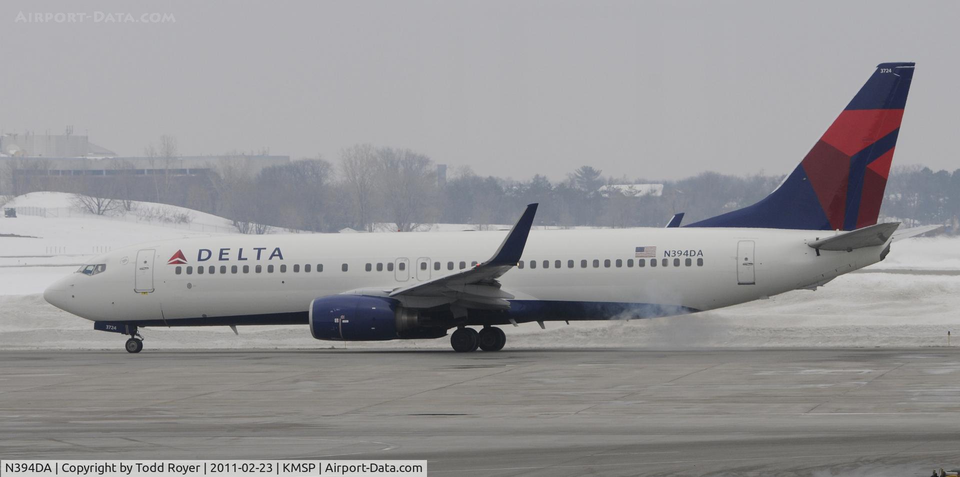 N394DA, 2000 Boeing 737-832 C/N 30562, A little smoke on engine start