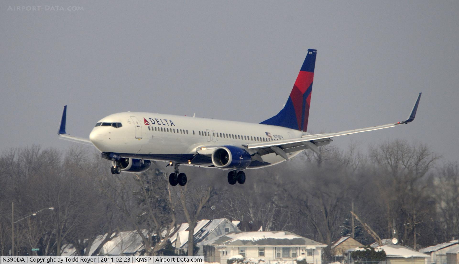 N390DA, 2000 Boeing 737-832 C/N 30536, Landing at MSP