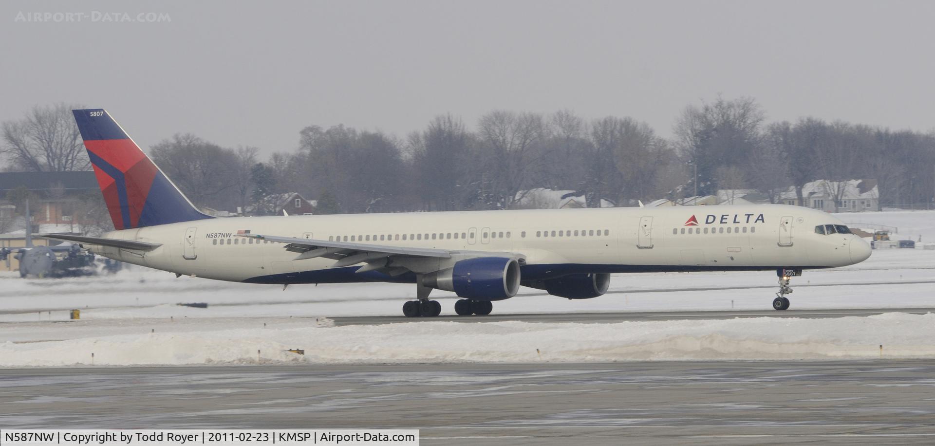 N587NW, 2002 Boeing 757-351 C/N 32986, Departing MSP