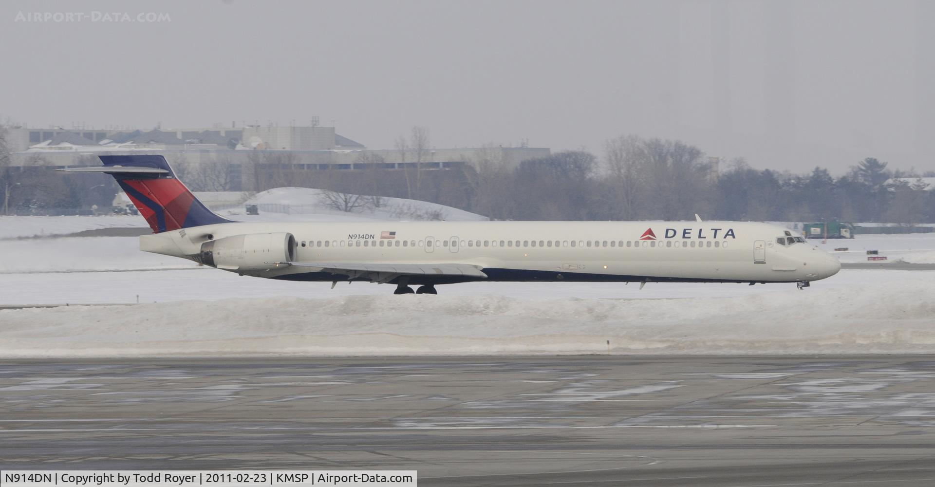 N914DN, 1996 McDonnell Douglas MD-90-30 C/N 53394, Arriving at MSP