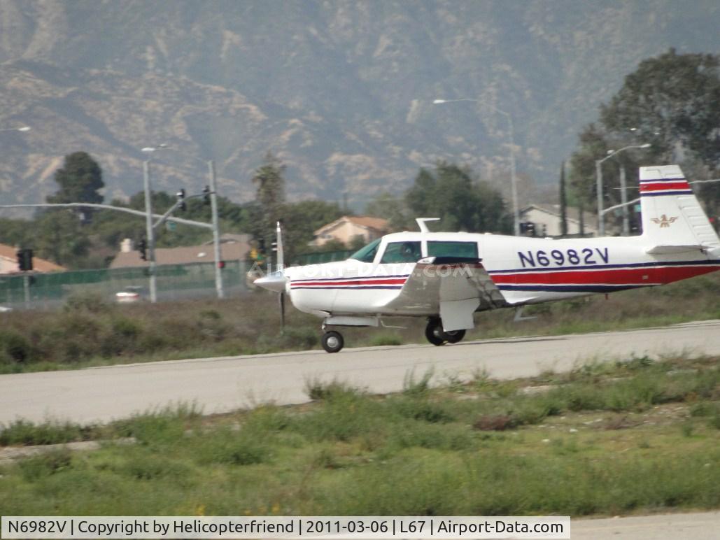 N6982V, 1976 Mooney M20F Executive C/N 22-1344, Starting take off roll on runway 24