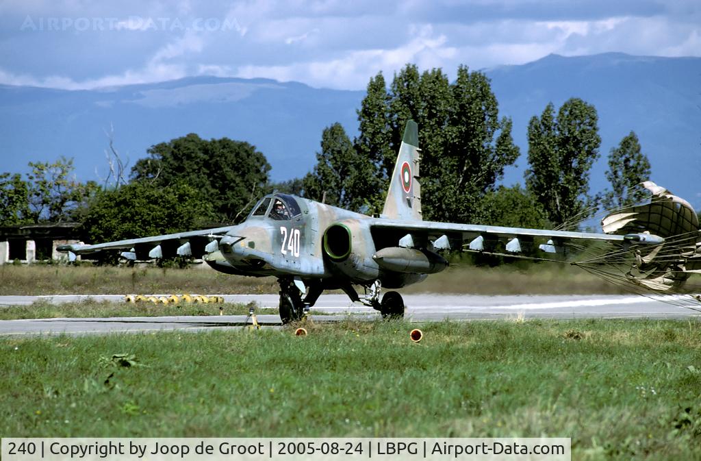 240, Sukhoi Su-25K C/N 25508110040, impressive sight of a Su-25 taxiing in with drag chute