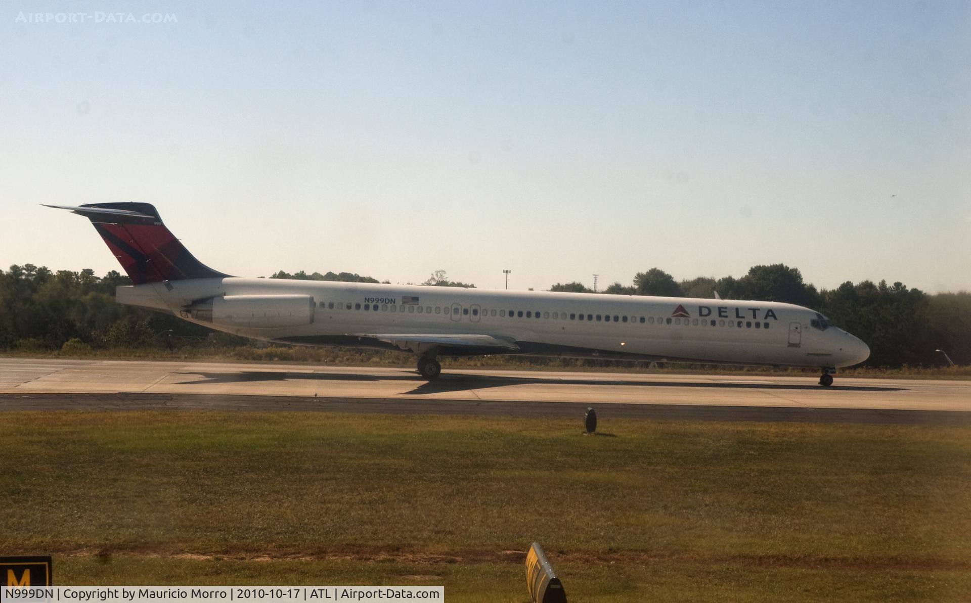 N999DN, 1992 McDonnell Douglas MD-88 C/N 53371, MD-88 ready for take off at Hartfield-Atlanta