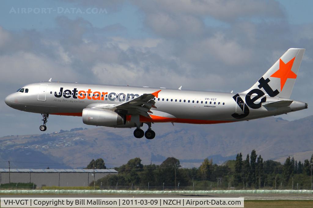 VH-VGT, 2009 Airbus A320-232 C/N 4178, finals to 02