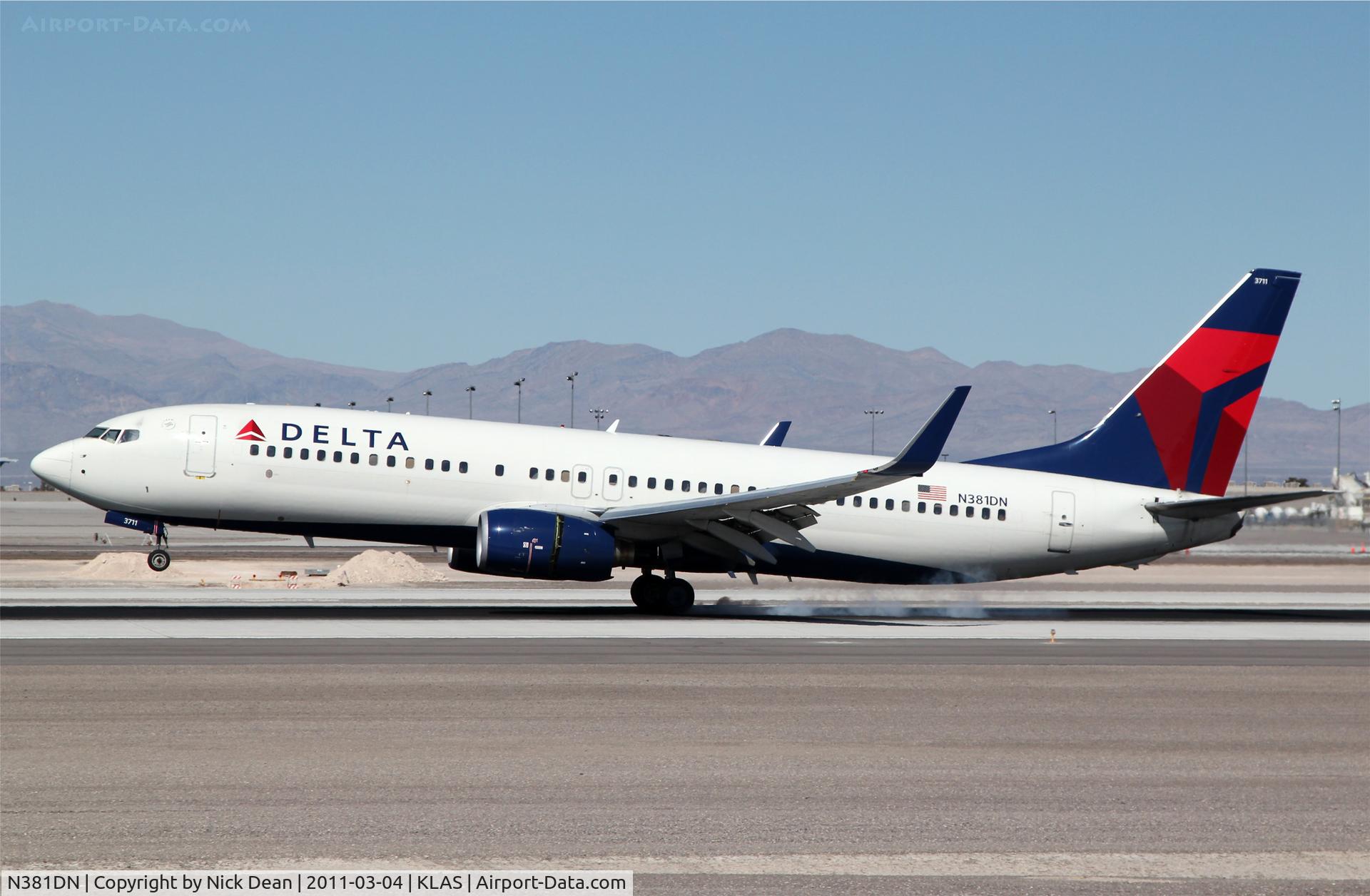 N381DN, 1999 Boeing 737-832 C/N 30350, KLAS
