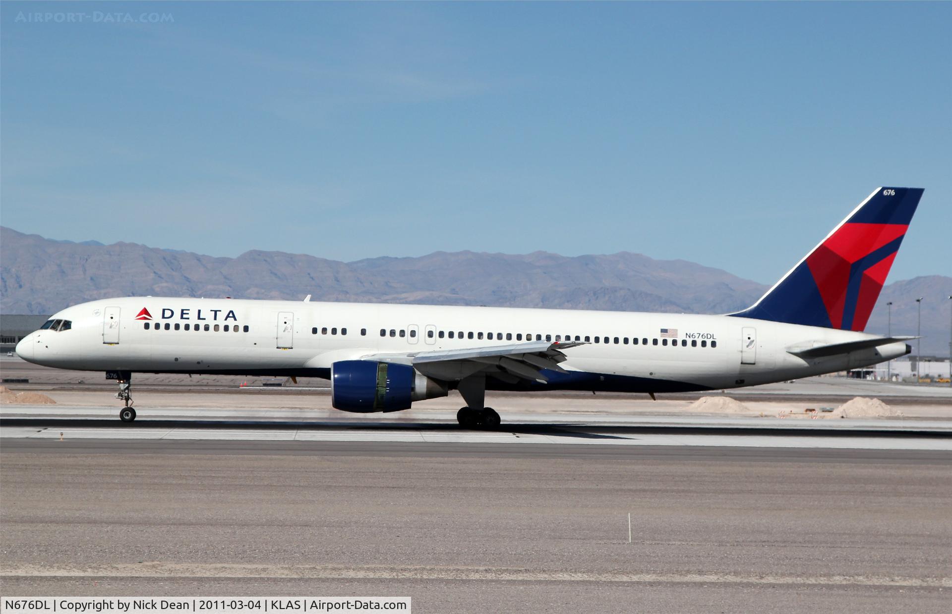 N676DL, 1992 Boeing 757-232 C/N 25981, KLAS