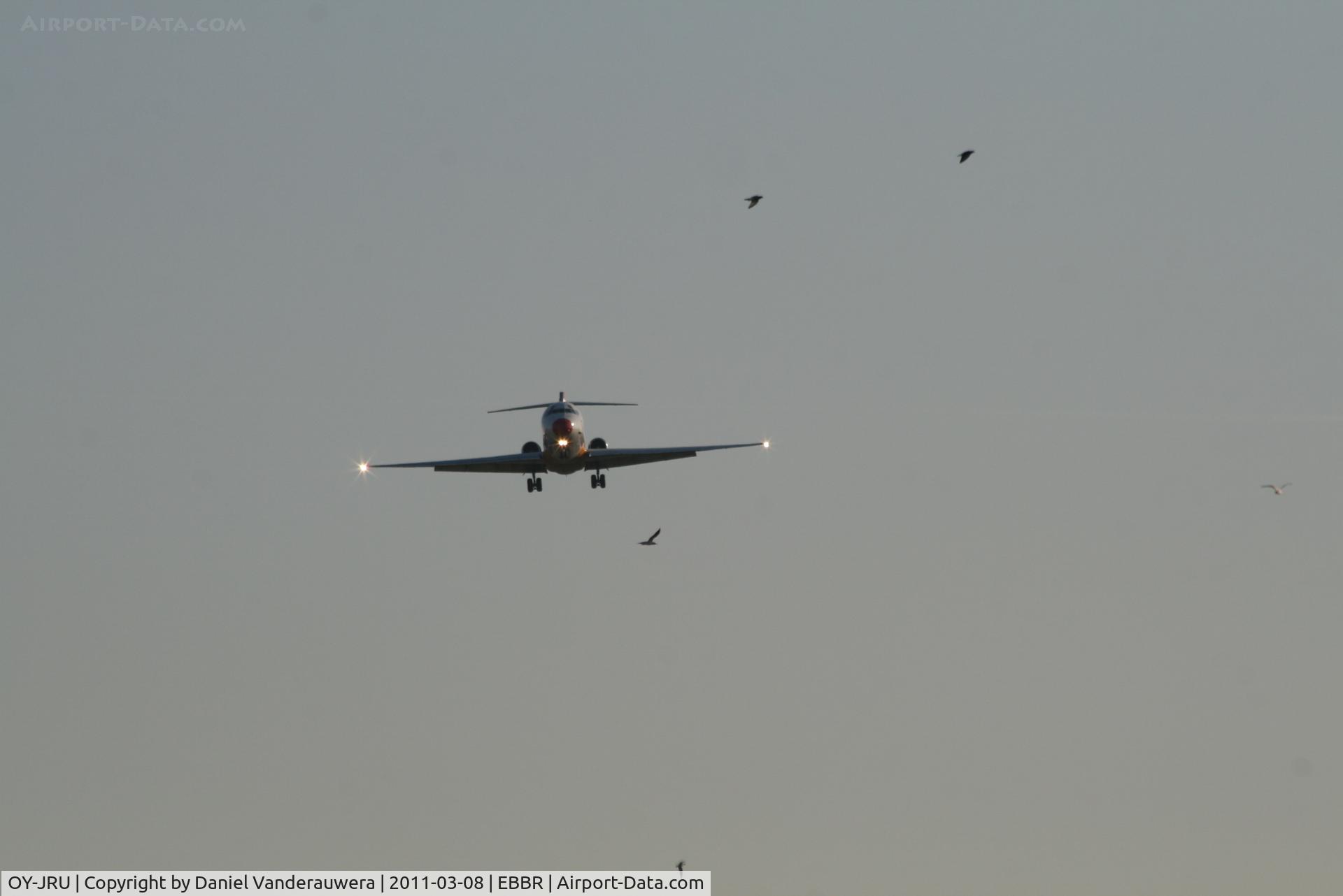 OY-JRU, 1987 McDonnell Douglas MD-87 (DC-9-87) C/N 49403, Flight KF801 on approach to RWY 25L