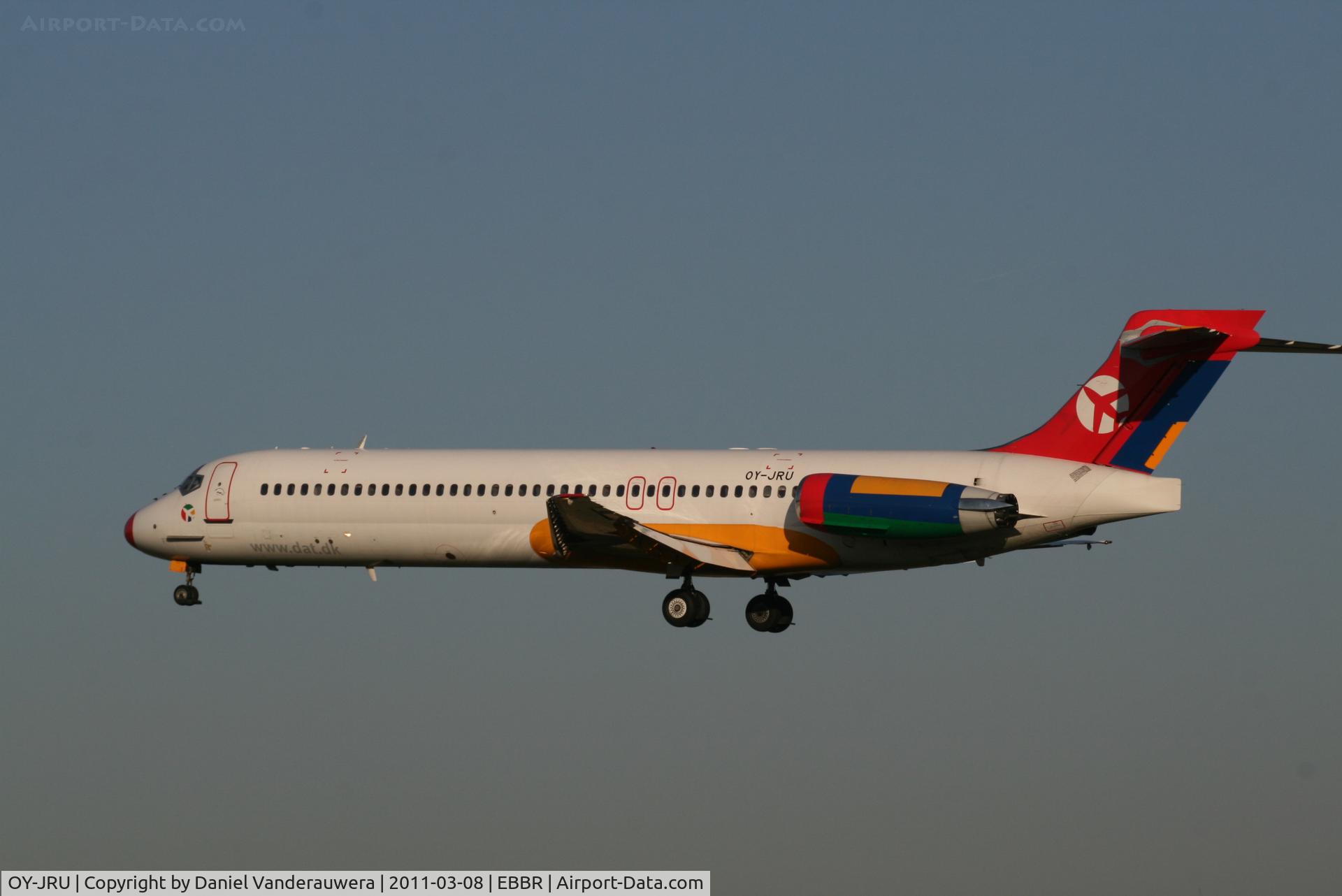 OY-JRU, 1987 McDonnell Douglas MD-87 (DC-9-87) C/N 49403, Flight KF801 is descending to RWY 25L