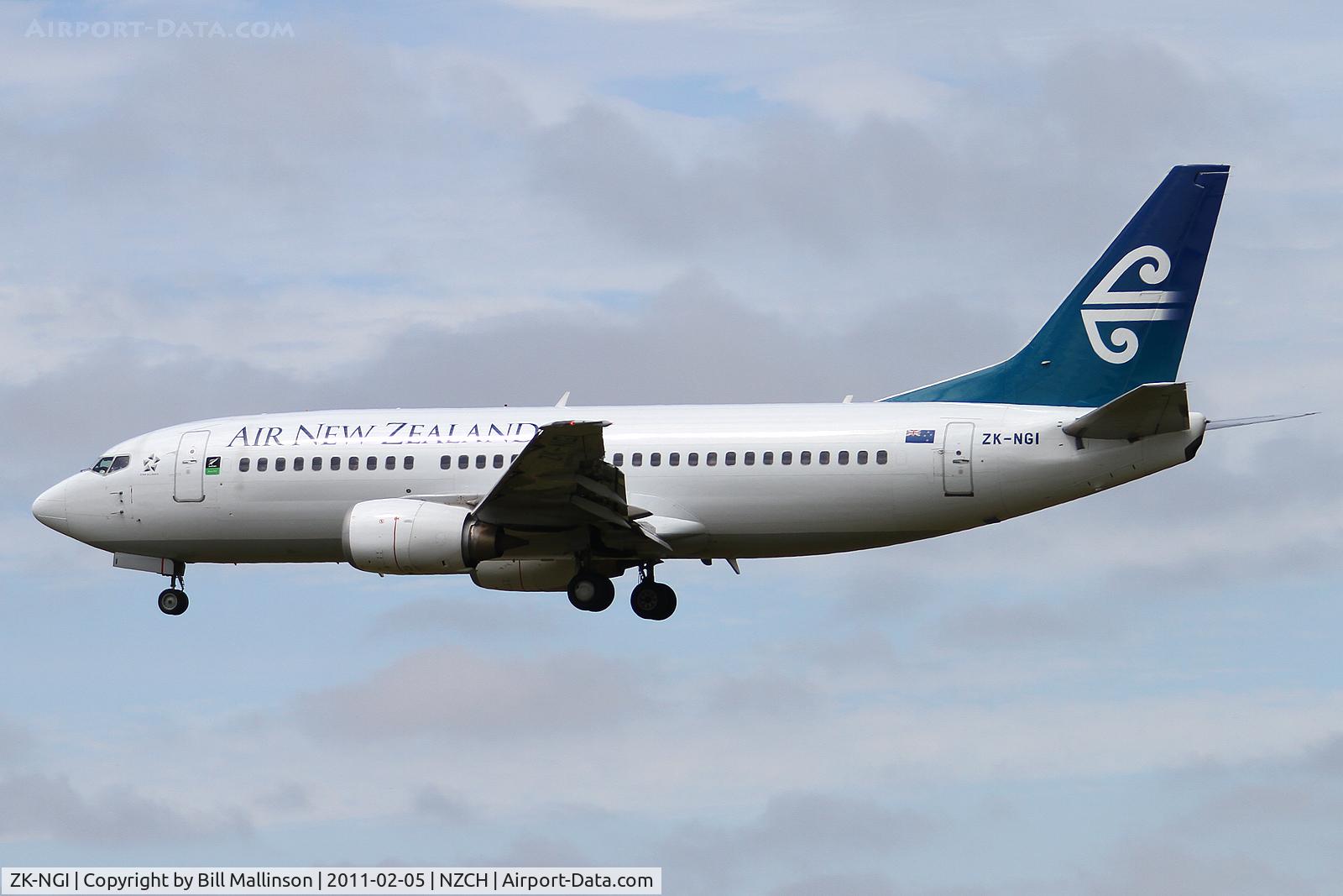 ZK-NGI, 1999 Boeing 737-319 C/N 25608, finals to 02
