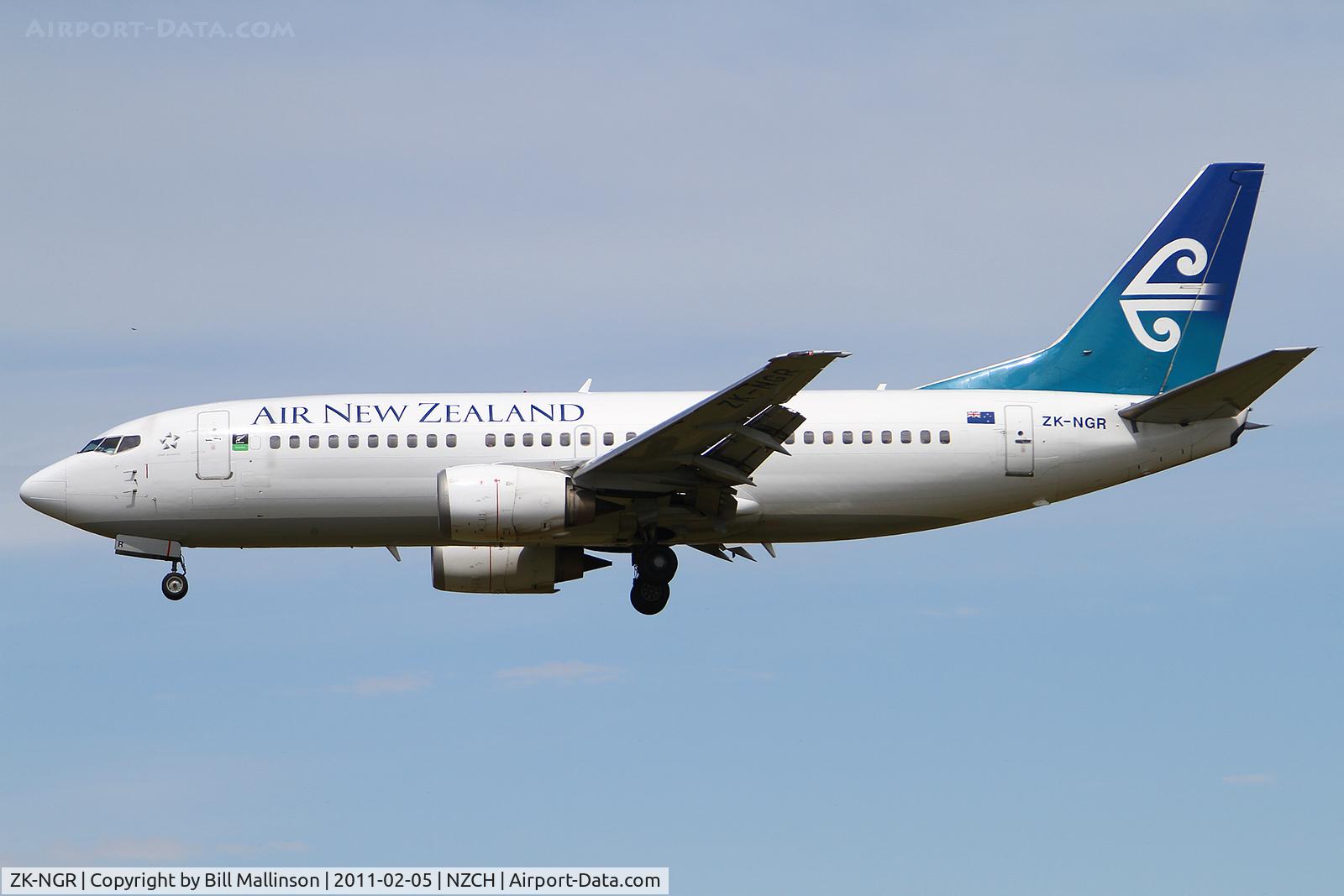 ZK-NGR, 1998 Boeing 737-33A C/N 27460, finals to 02
