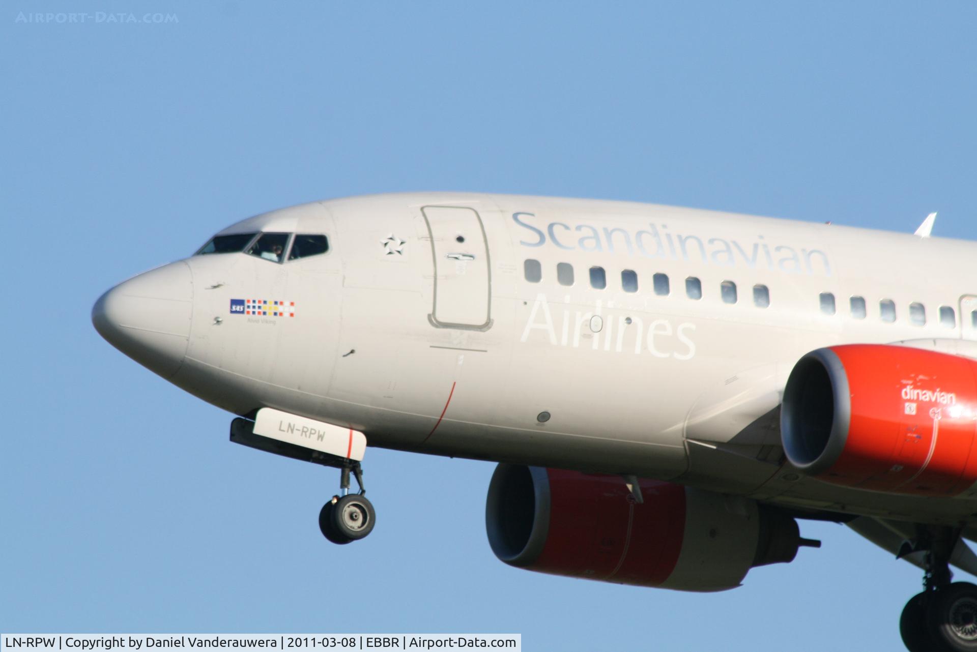 LN-RPW, 1999 Boeing 737-683 C/N 28289, Arrival of flight SK589 to RWY 25L