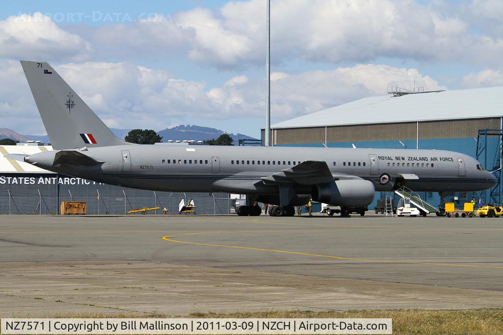 NZ7571, 1992 Boeing 757-2K2 C/N 26633, in for 1/2 hour then away again