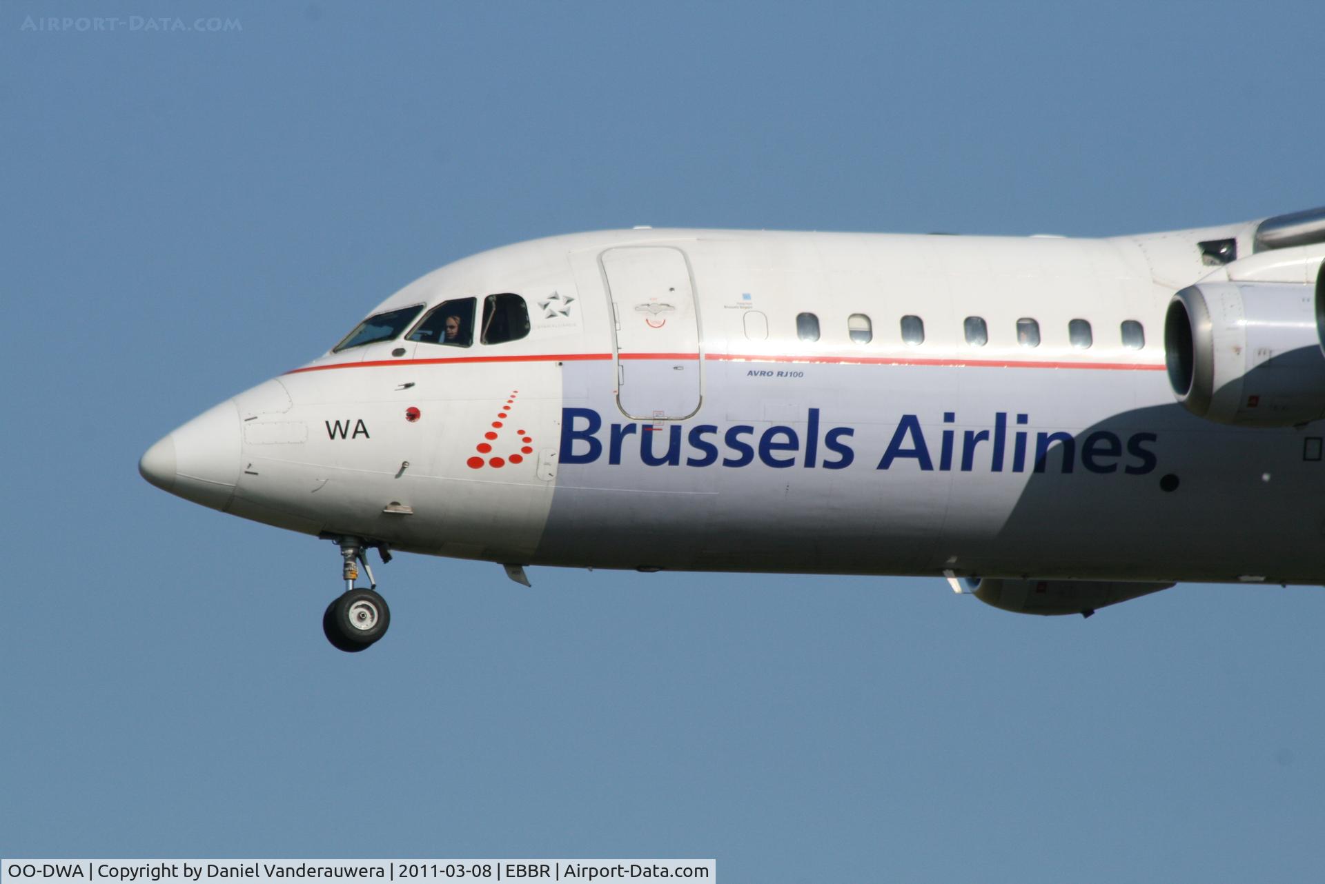OO-DWA, 1997 British Aerospace Avro 146-RJ100 C/N E3308, Arrival of flight SN3154 to RWY 25L