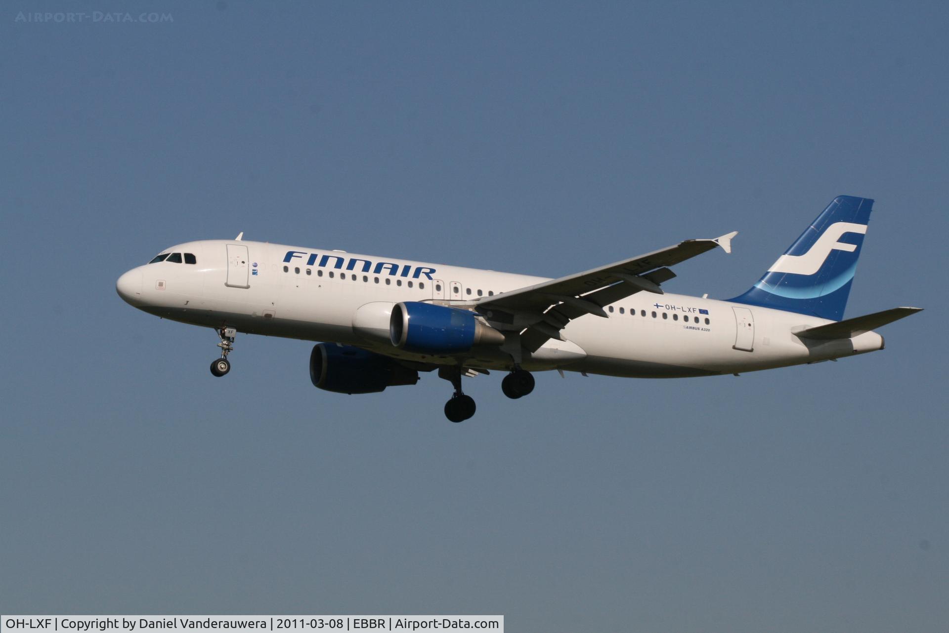OH-LXF, 2002 Airbus A320-214 C/N 1712, Arrival of flight AY811 to RWY 25L
