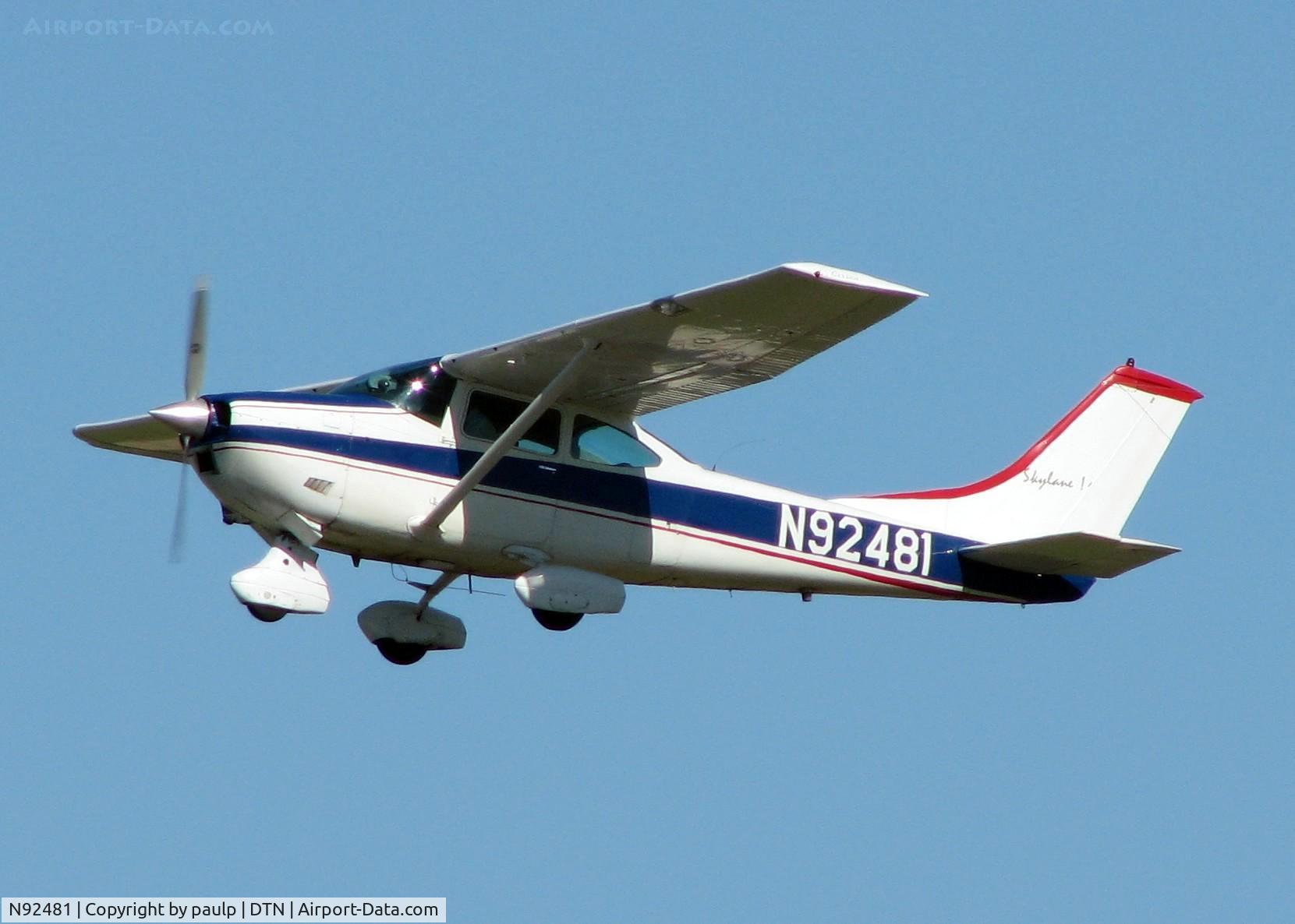 N92481, 1970 Cessna 182N Skylane C/N 18260225, Off of Rwy 32 at Downtown Shreveport.