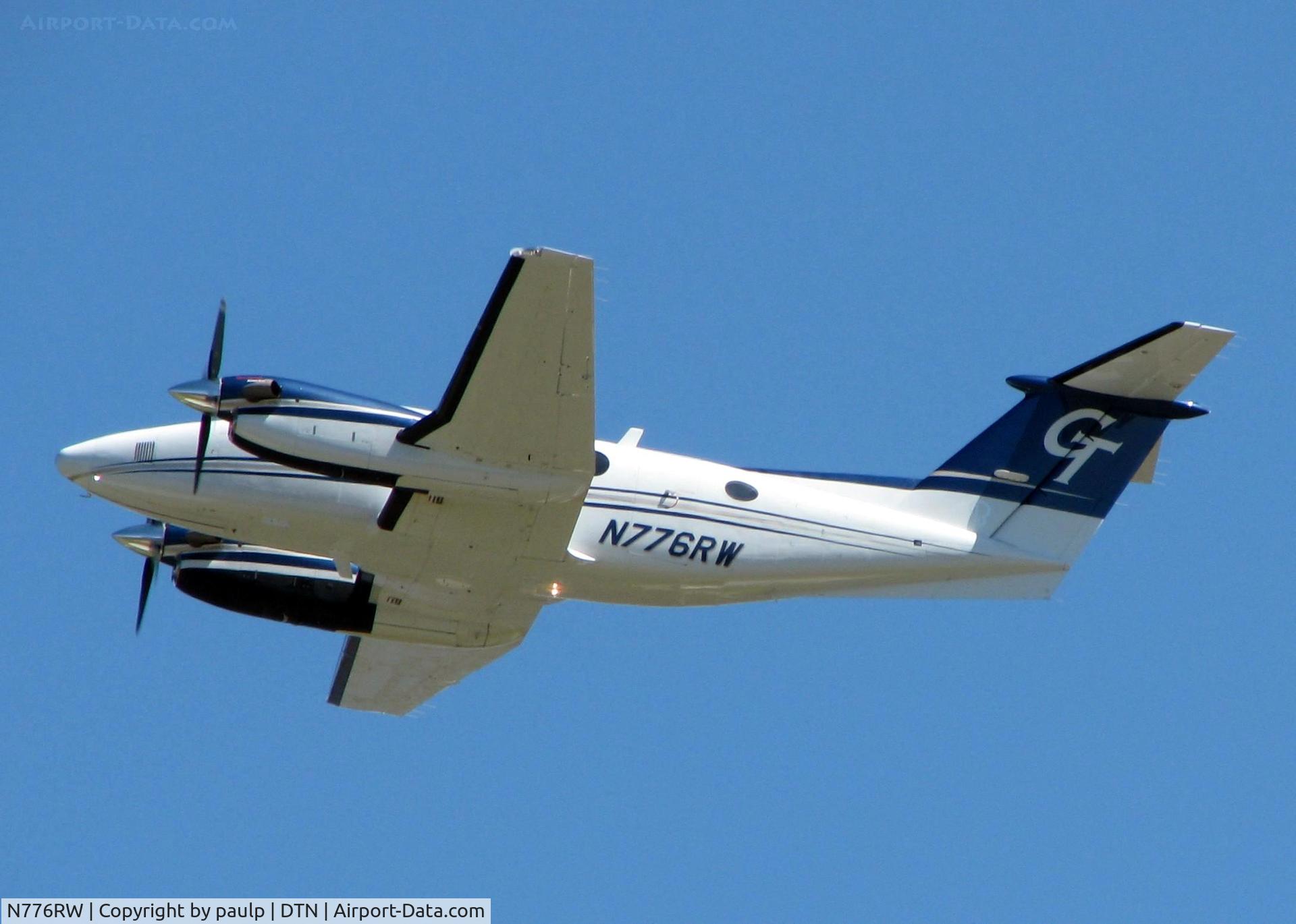 N776RW, 2006 Raytheon B200 King Air C/N BB-1926, Off of Rwy 32 at Downtown Shreveport.