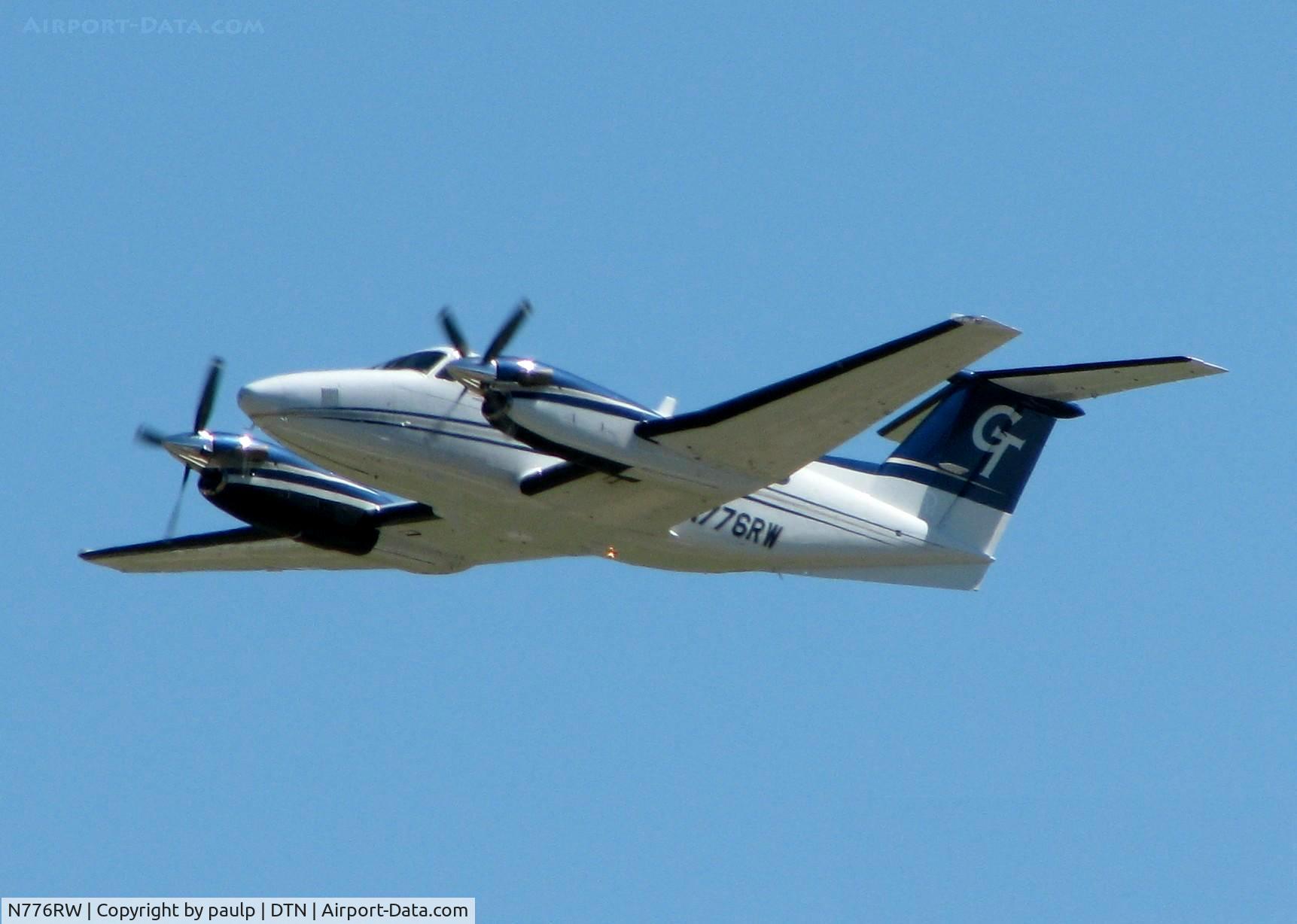 N776RW, 2006 Raytheon B200 King Air C/N BB-1926, Off of Rwy 32 at Downtown Shreveport.