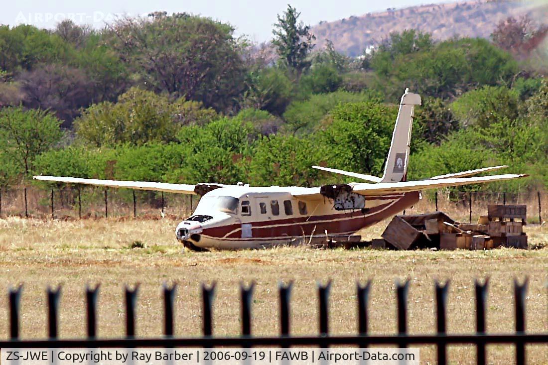 ZS-JWE, 1963 Aero Commander 680FL Commander C/N 1340-25, Aero Commander 680FL [1340-25] Wonderboom~ZS 19/09/2006
