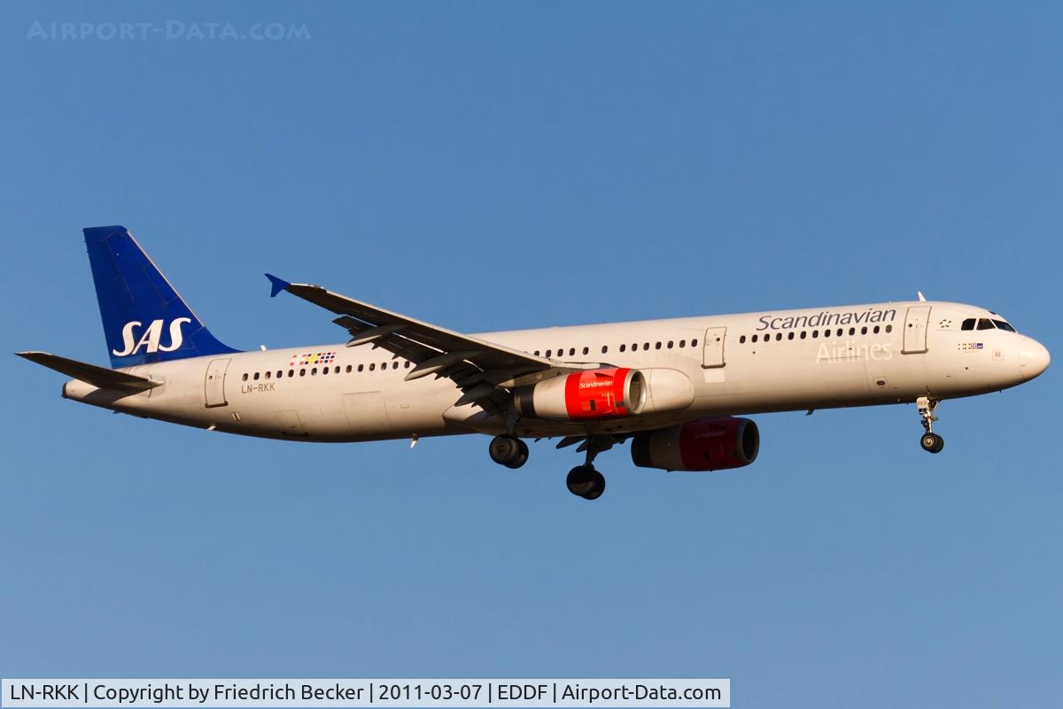 LN-RKK, 2002 Airbus A321-232 C/N 1848, on final