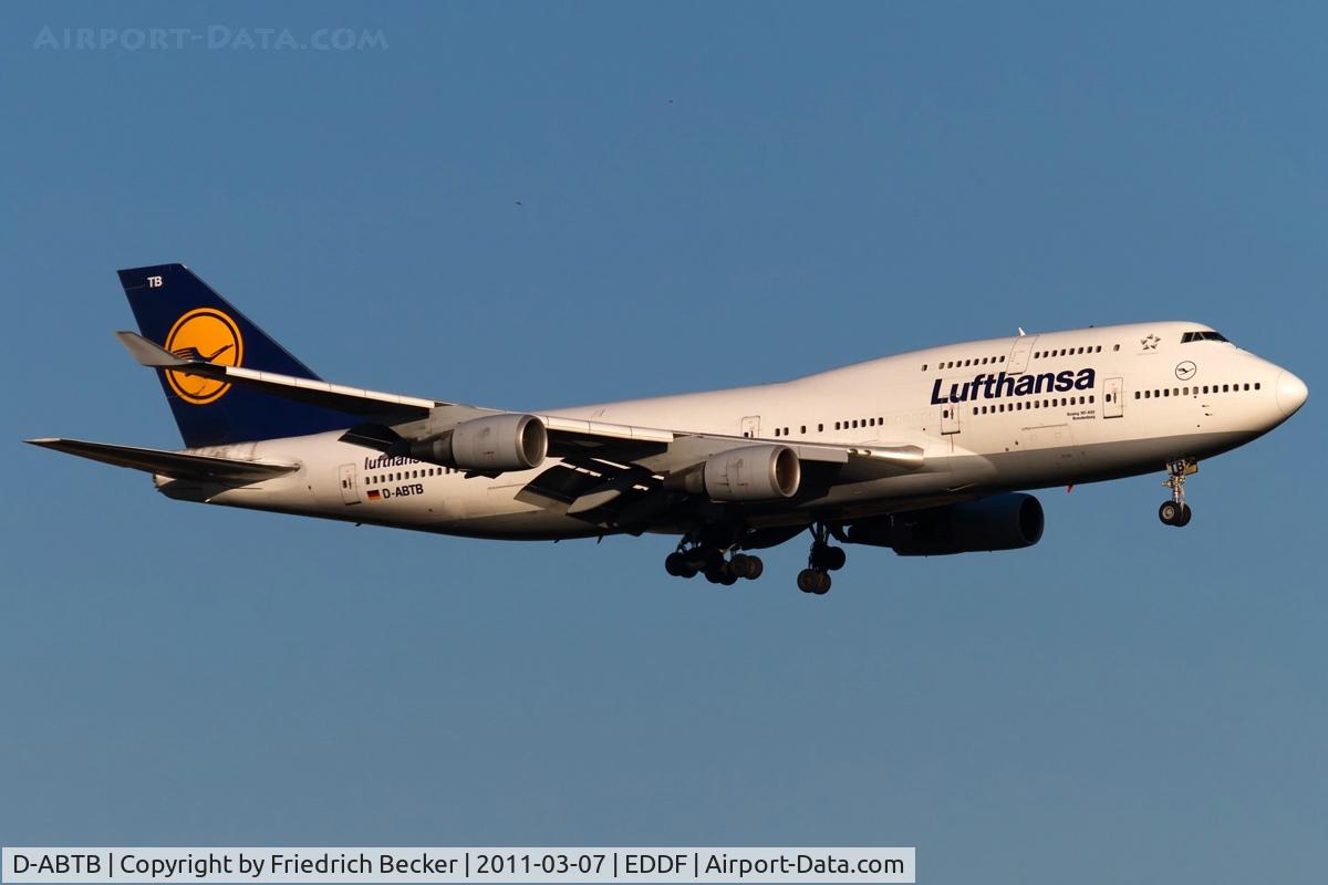 D-ABTB, 1989 Boeing 747-430M C/N 24286, on final