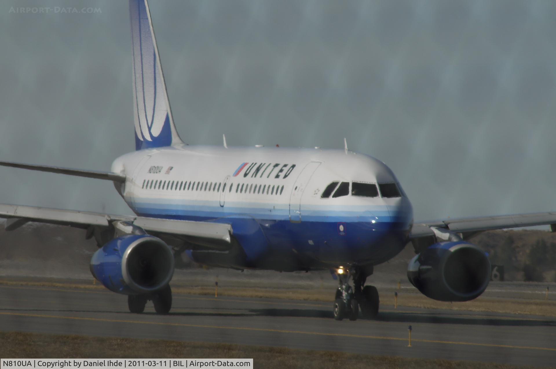 N810UA, 1998 Airbus A319-131 C/N 843, United Airbus A319 departing BIL