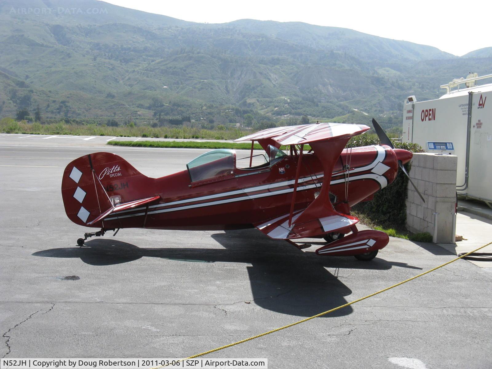 N52JH, 1981 Pitts S-1C Special C/N 1 (N52JH), 1981 Shea PITTS SPECIAL S-1C Lycoming O&VO-360 180 Hp, refueling