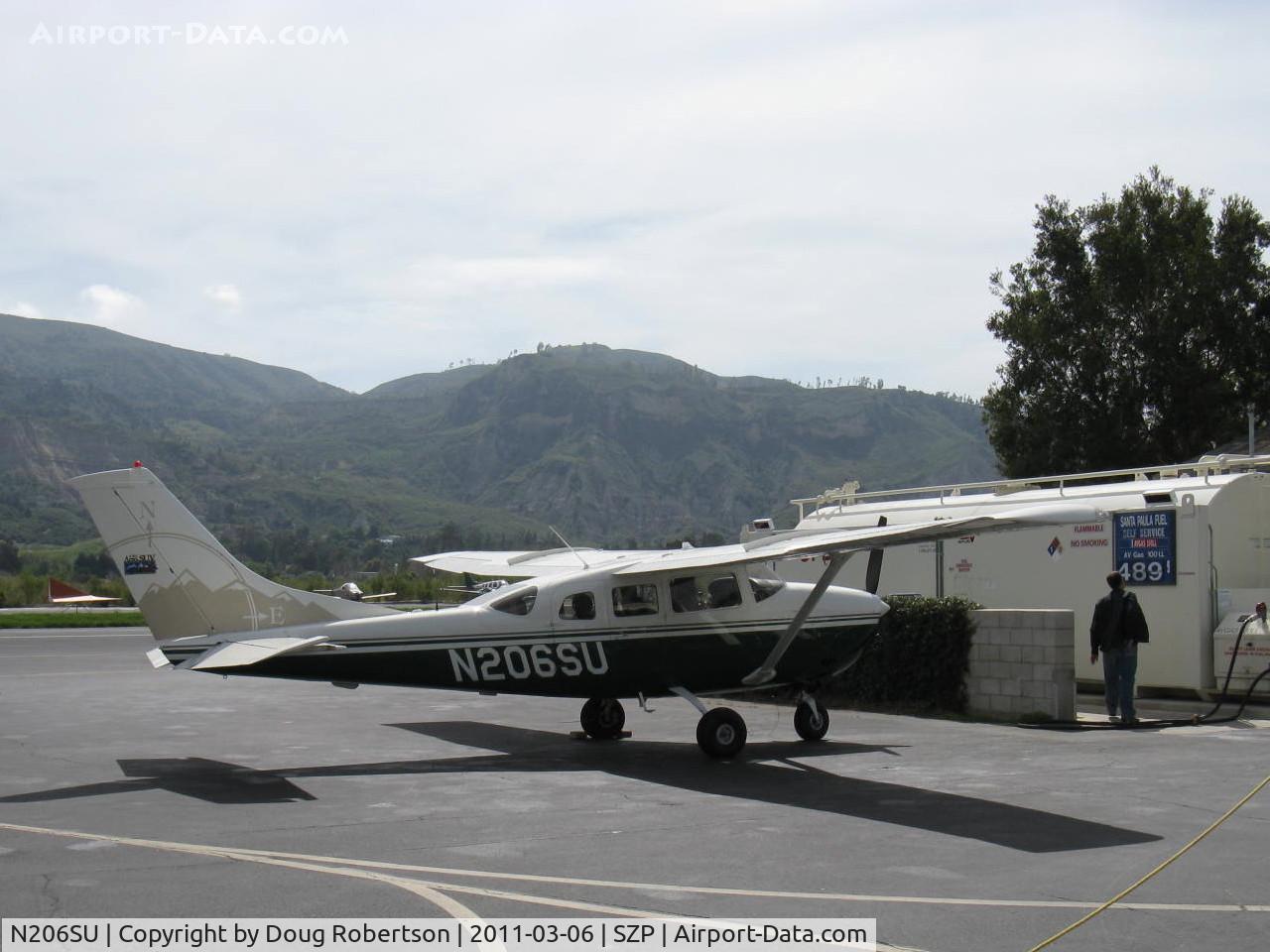 N206SU, 1976 Cessna U206F Stationair C/N U20603184, 1976 Cessna U206F STATIONAIR, Continental IO-520-F 300/285 Hp, refueling