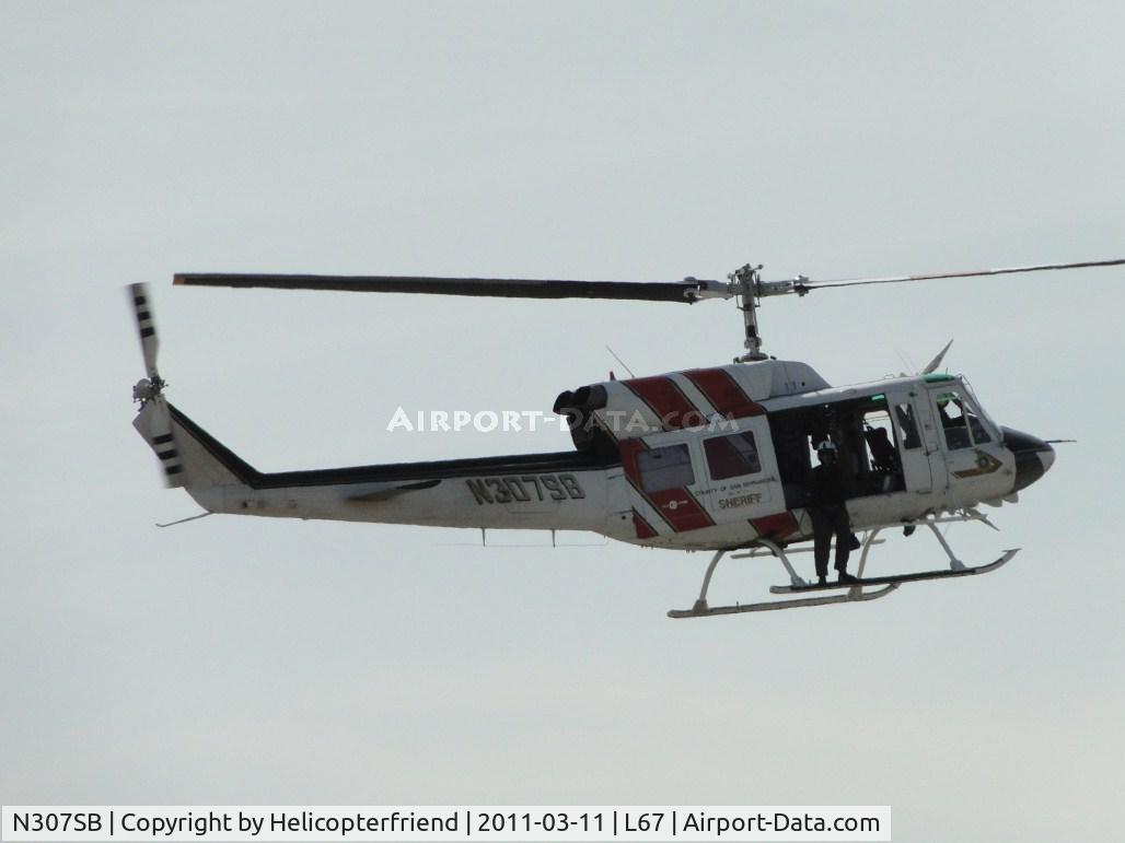 N307SB, 1975 Bell 212 C/N 30781, Still maintaing a visual on the people on the ground