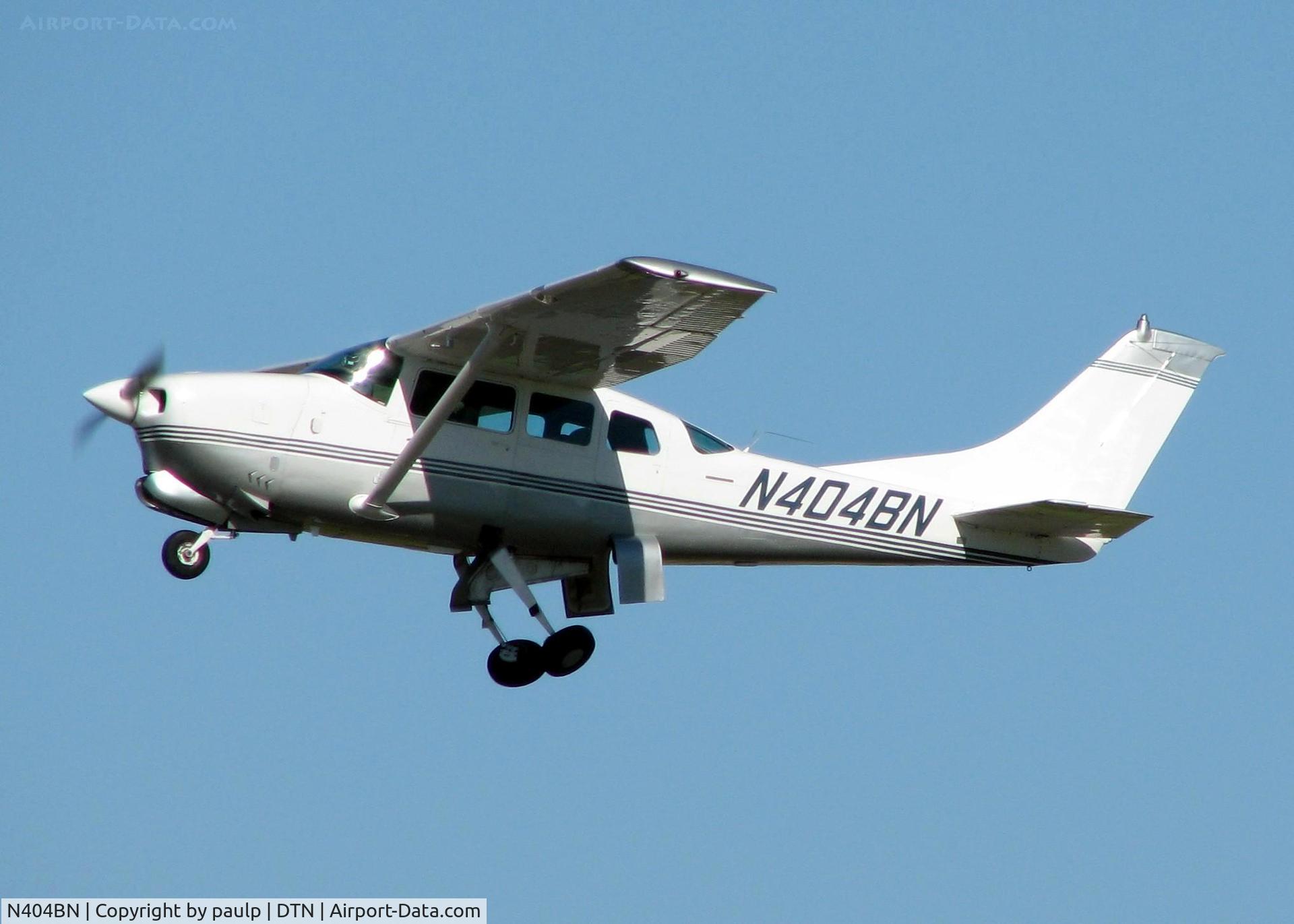 N404BN, 1965 Cessna 210E Centurion C/N 21058705, Off of Rwy 32 at Downtown Shreveport.