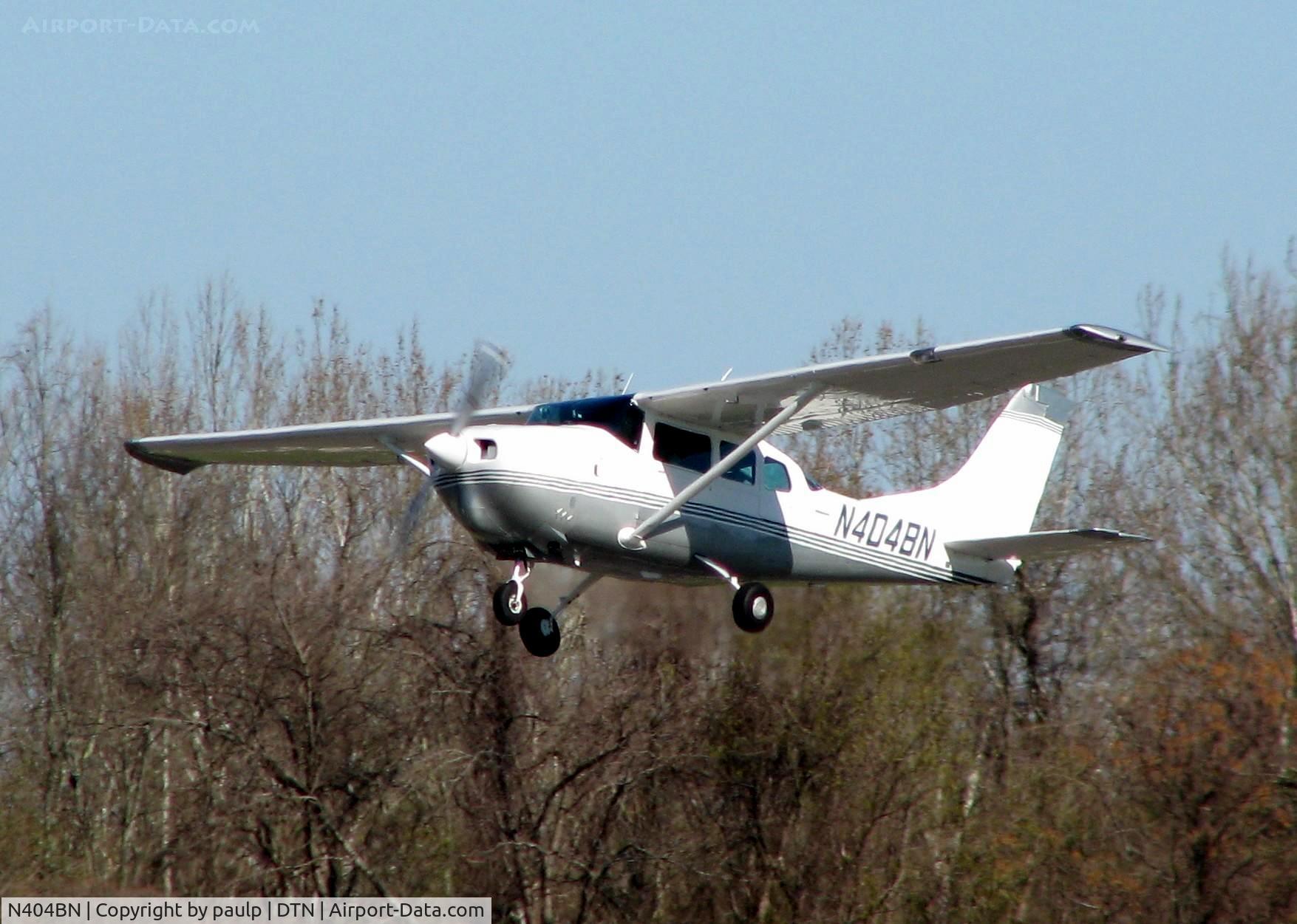 N404BN, 1965 Cessna 210E Centurion C/N 21058705, Off of Rwy 32 at Downtown Shreveport.