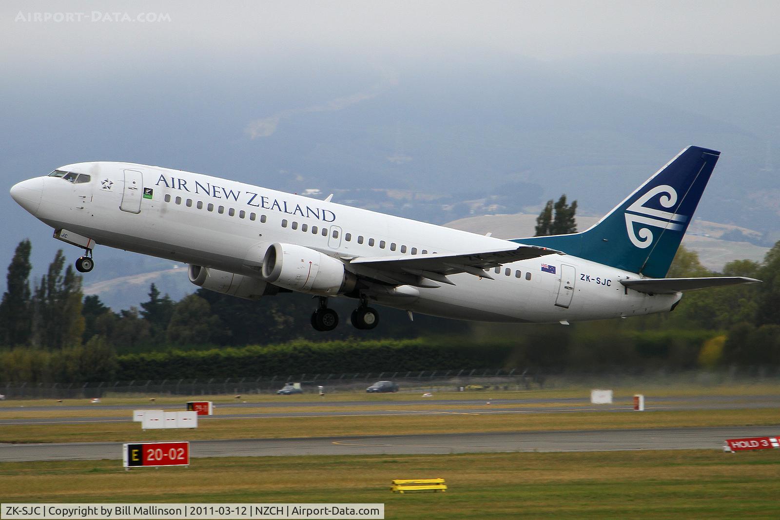ZK-SJC, 1998 Boeing 737-3U3 C/N 28738, away from a very dull and overcast CHC
