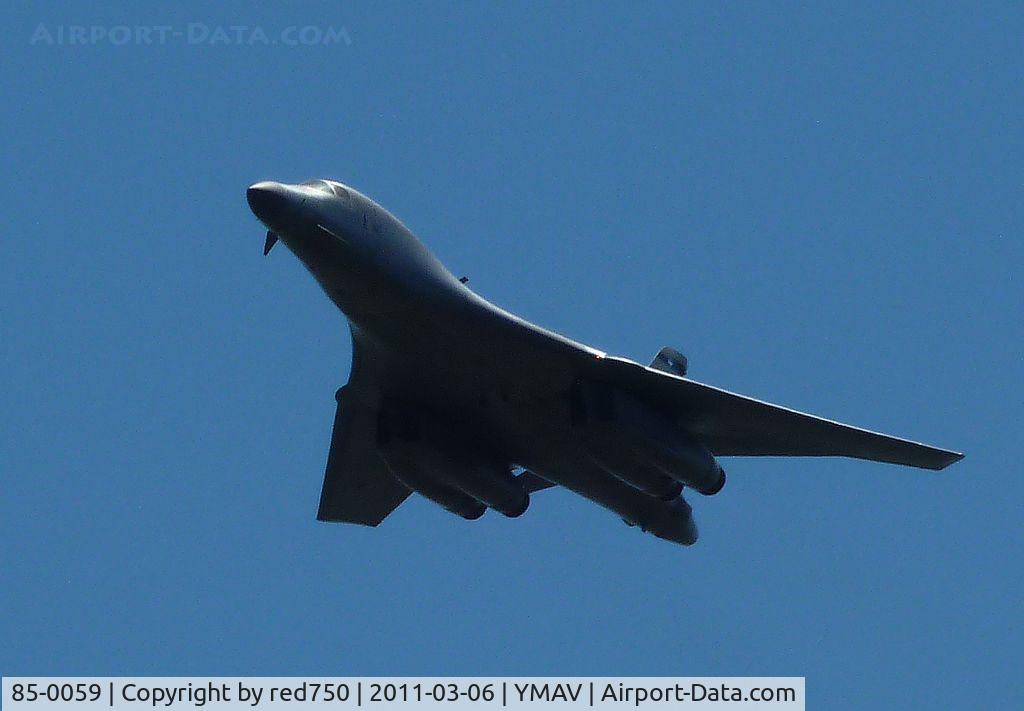 85-0059, 1985 Rockwell B-1B Lancer C/N 19, B-1B Lancer in hi speed pass with wings swept back at Avalon Air Show 2011