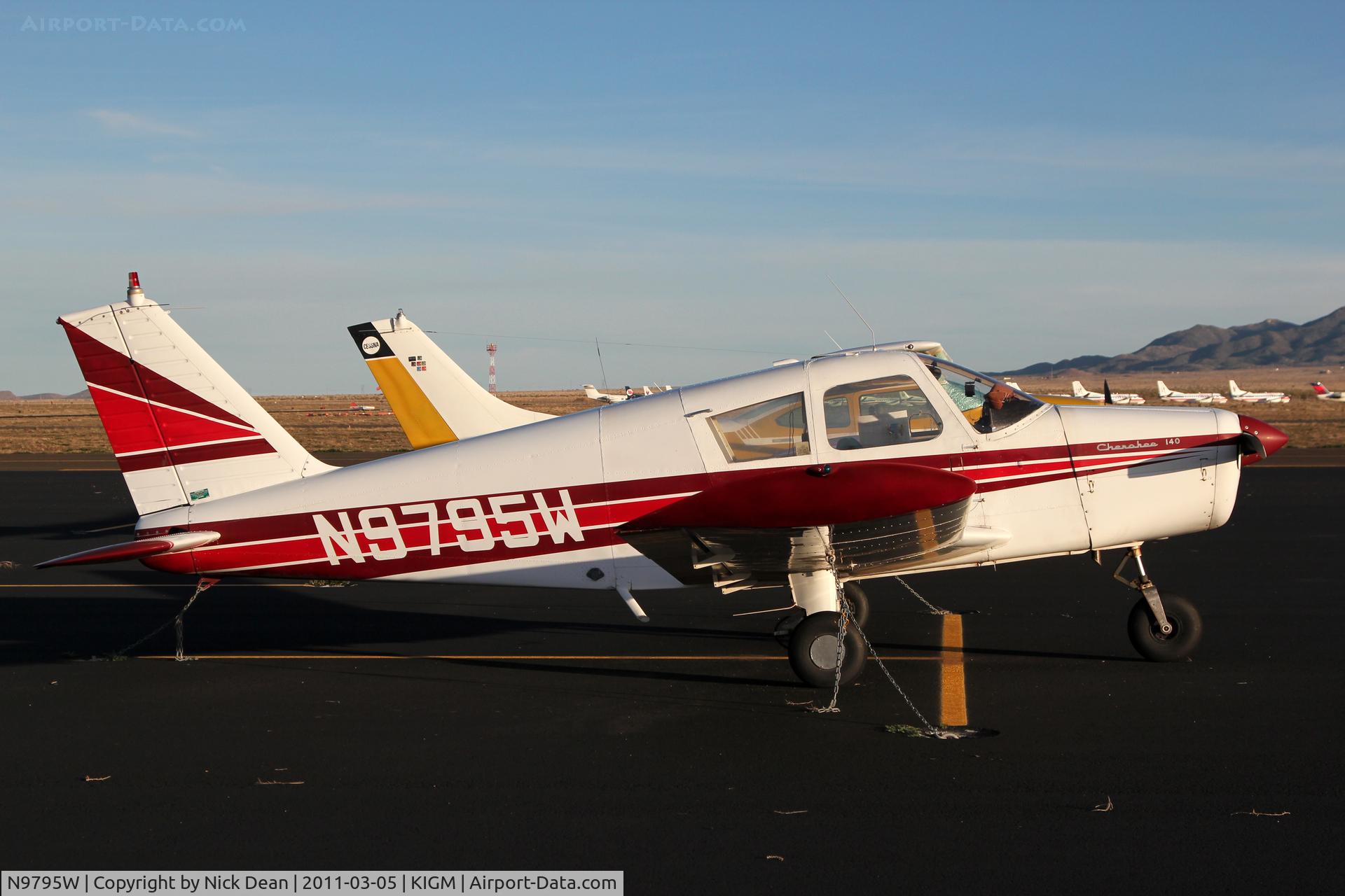 N9795W, 1967 Piper PA-28-140 C/N 28-23289, KIGM