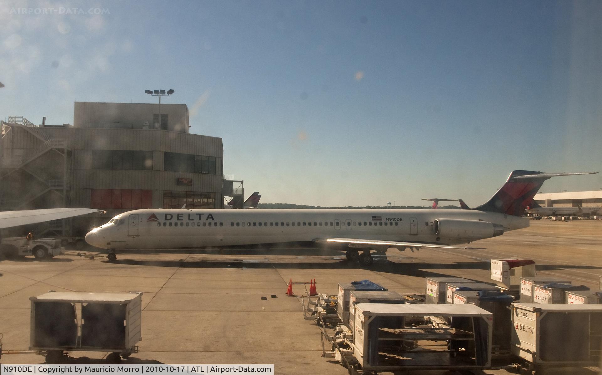 N910DE, 1992 McDonnell Douglas MD-88 C/N 53419, Delta MD-88 at Hartsfield/Atlanta