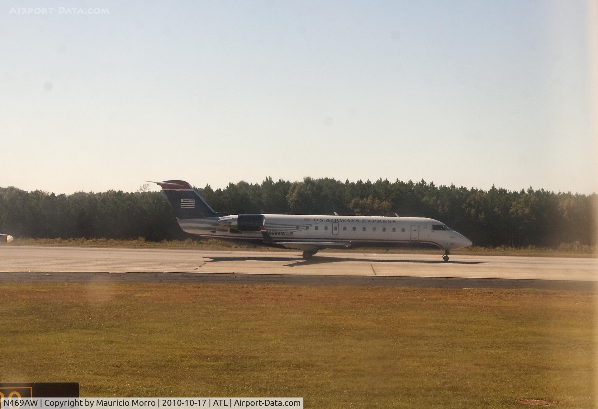 N469AW, 2004 Bombardier CRJ-200LR (CL-600-2B19) C/N 7917, Bombardier CL-600 from US Airways Express taking off at Hartsfield/Atlanta