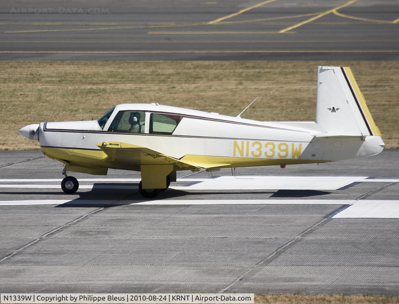 N1339W, 1963 Mooney M20E C/N 227, Accelerating on rwy 34.