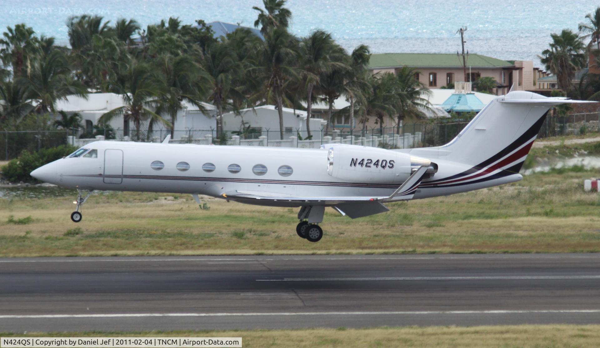 N424QS, 1997 Gulfstream Aerospace G-IV C/N 1324, N424QS landing at TNCM