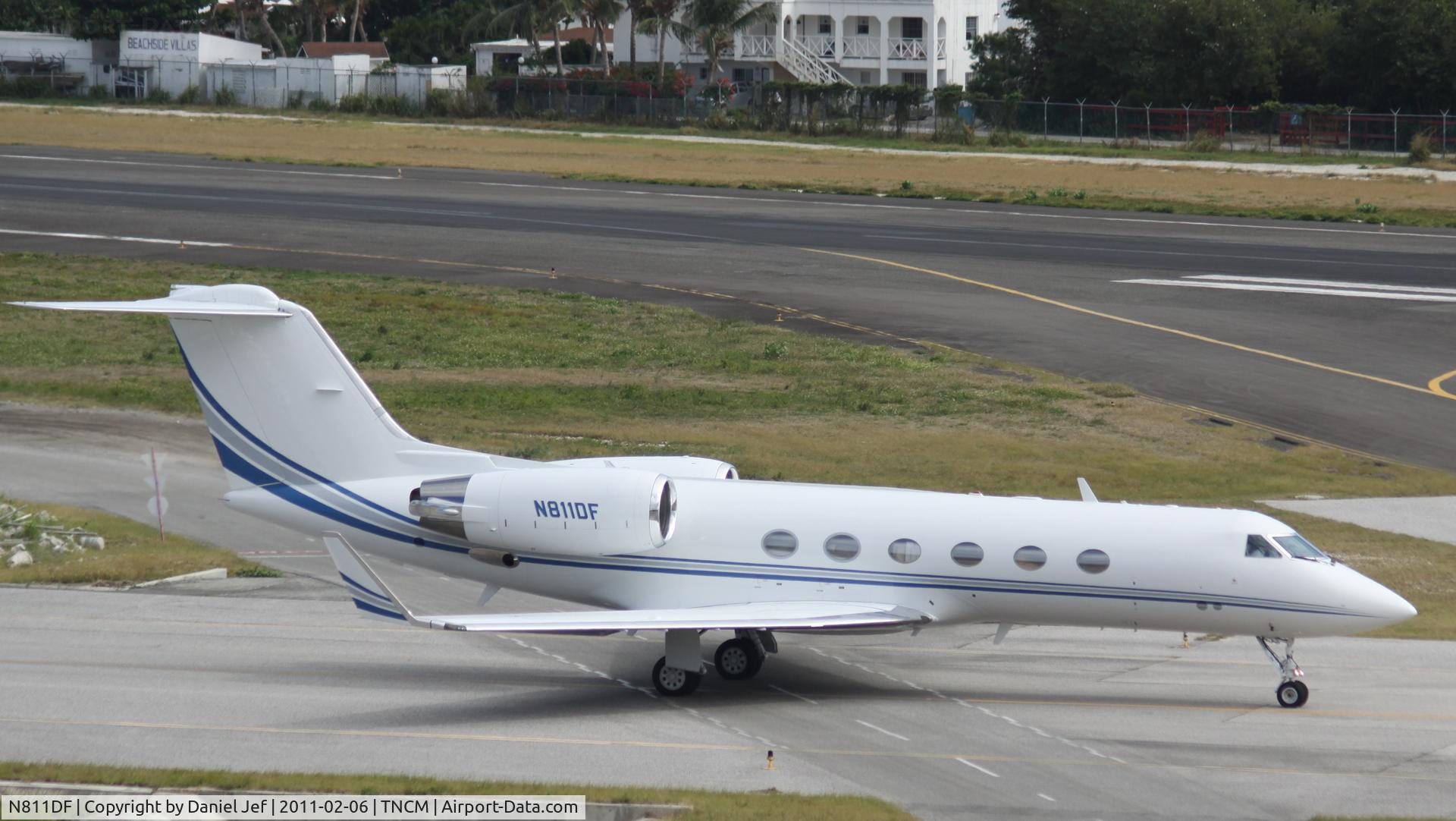 N811DF, 1997 Gulfstream Aerospace G-IV C/N 1306, N811DF taxing for take off at TNCM