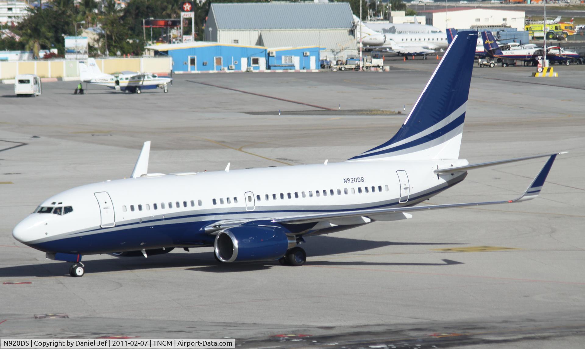 N920DS, 1999 Boeing 737-75V C/N 28579, N920DS taxing to the gates at TNCM